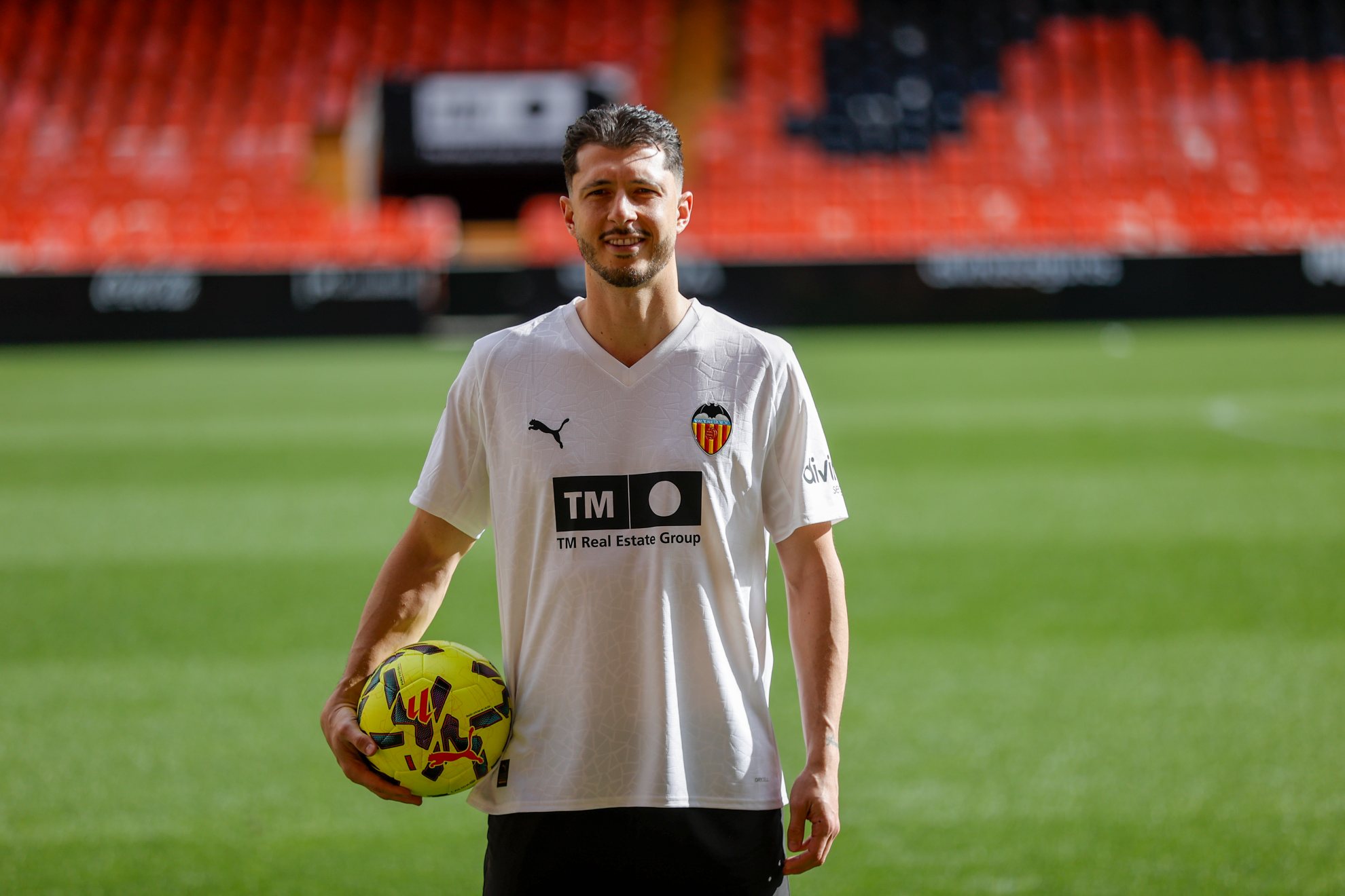 Guido Rodríguez, en una imagen de su presentación como futbolista del Valencia.
