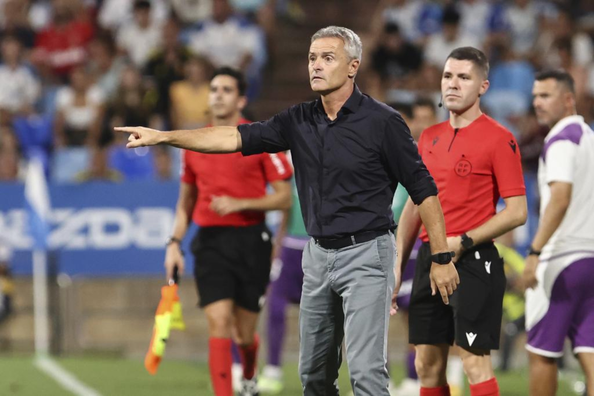 Fran Escribá gesticula durante un partido.
