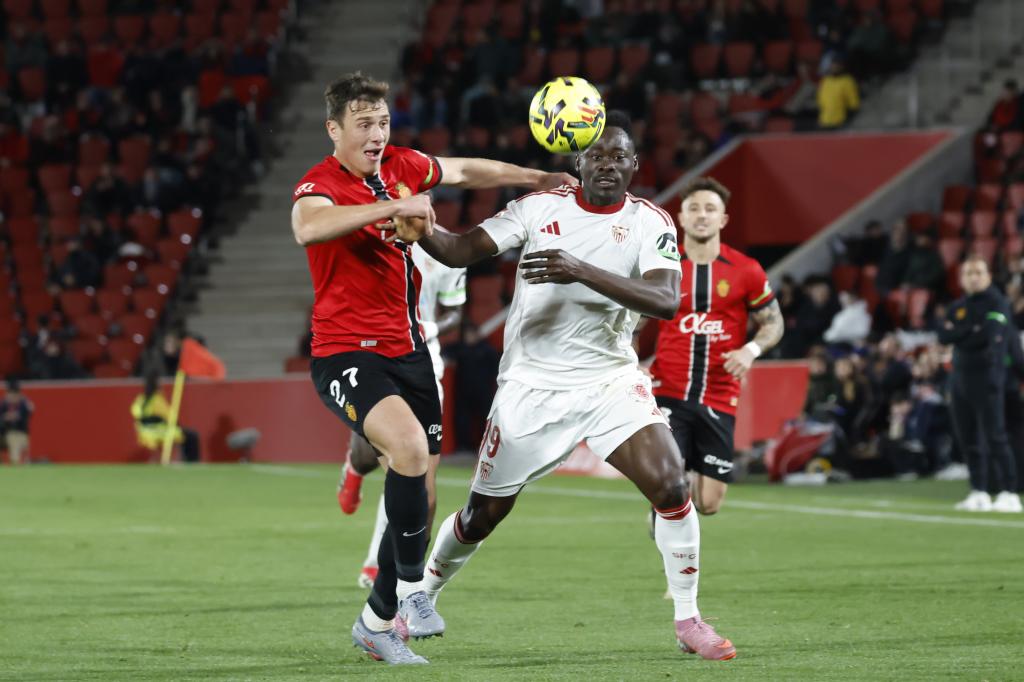 David López disputa el balón con Mendy.