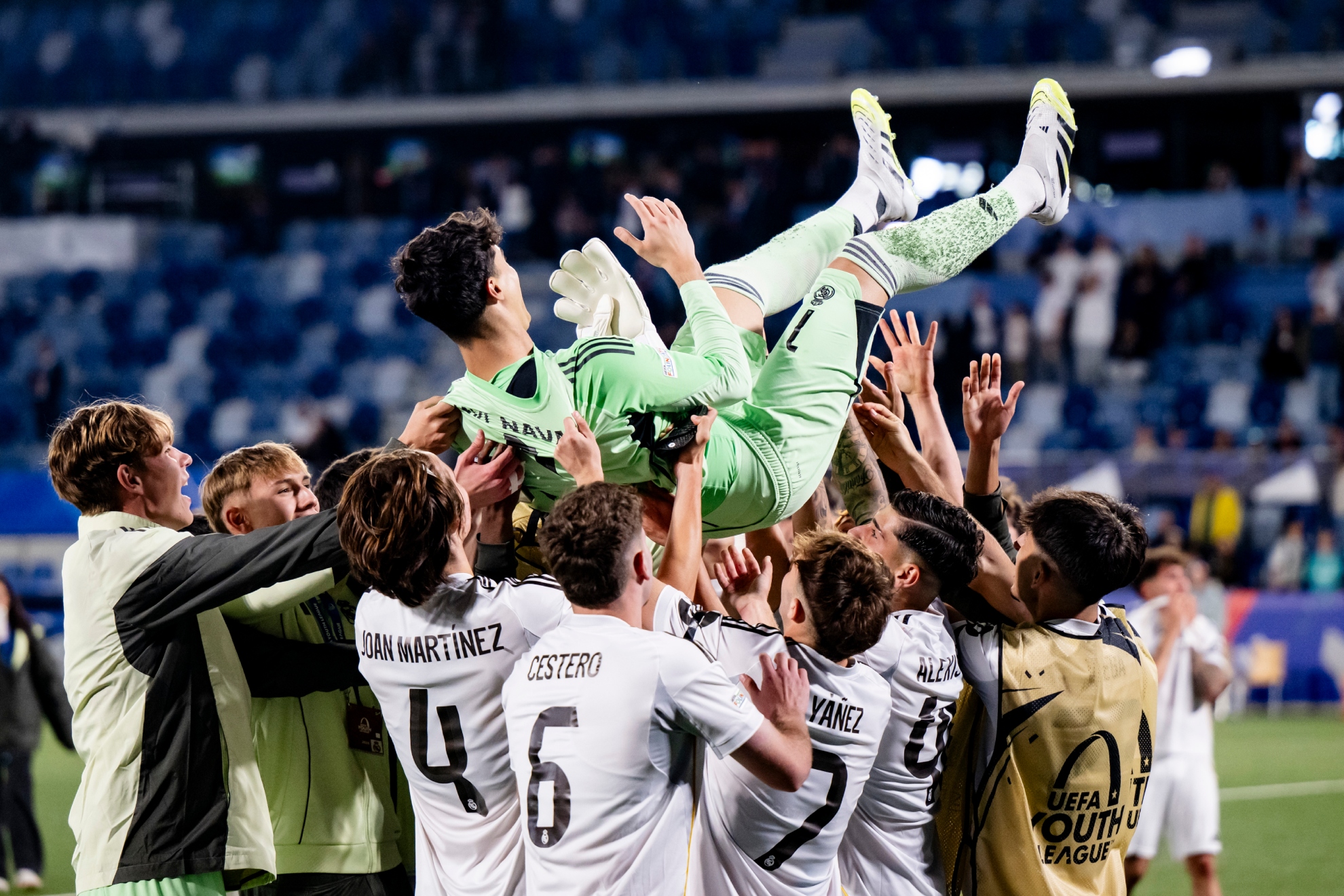 Javi Navarro siendo manteado por sus compañeros.