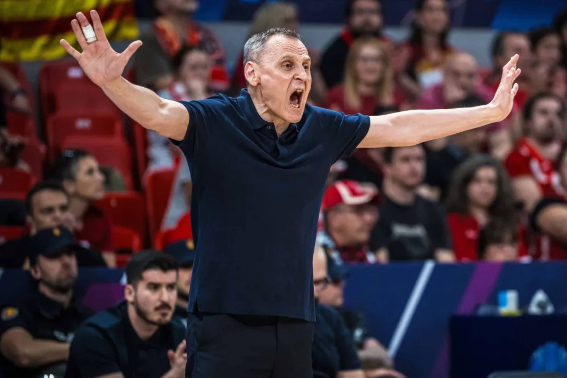 Roberto Íñiguez, técnico del Spar Girona, durante el partido. FIBA PHOTO