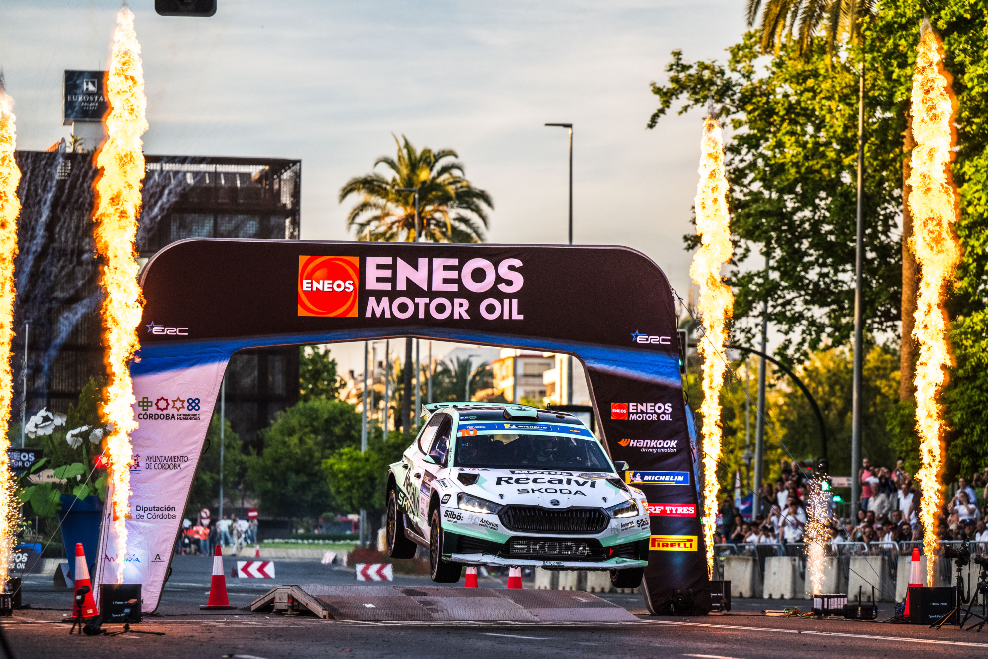 Suárez y su Skoda, en el salto del tramo espectáculo.