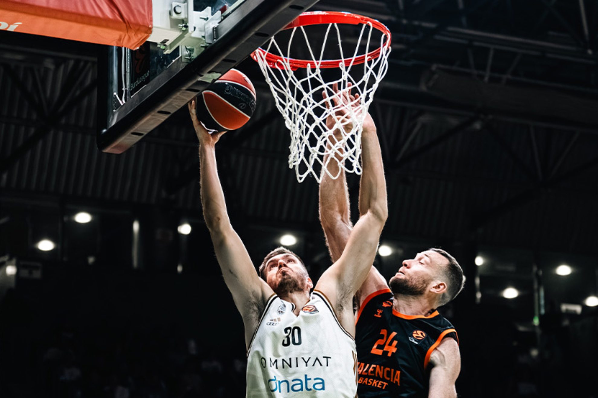 Petrusev trata de anotar ante Costello