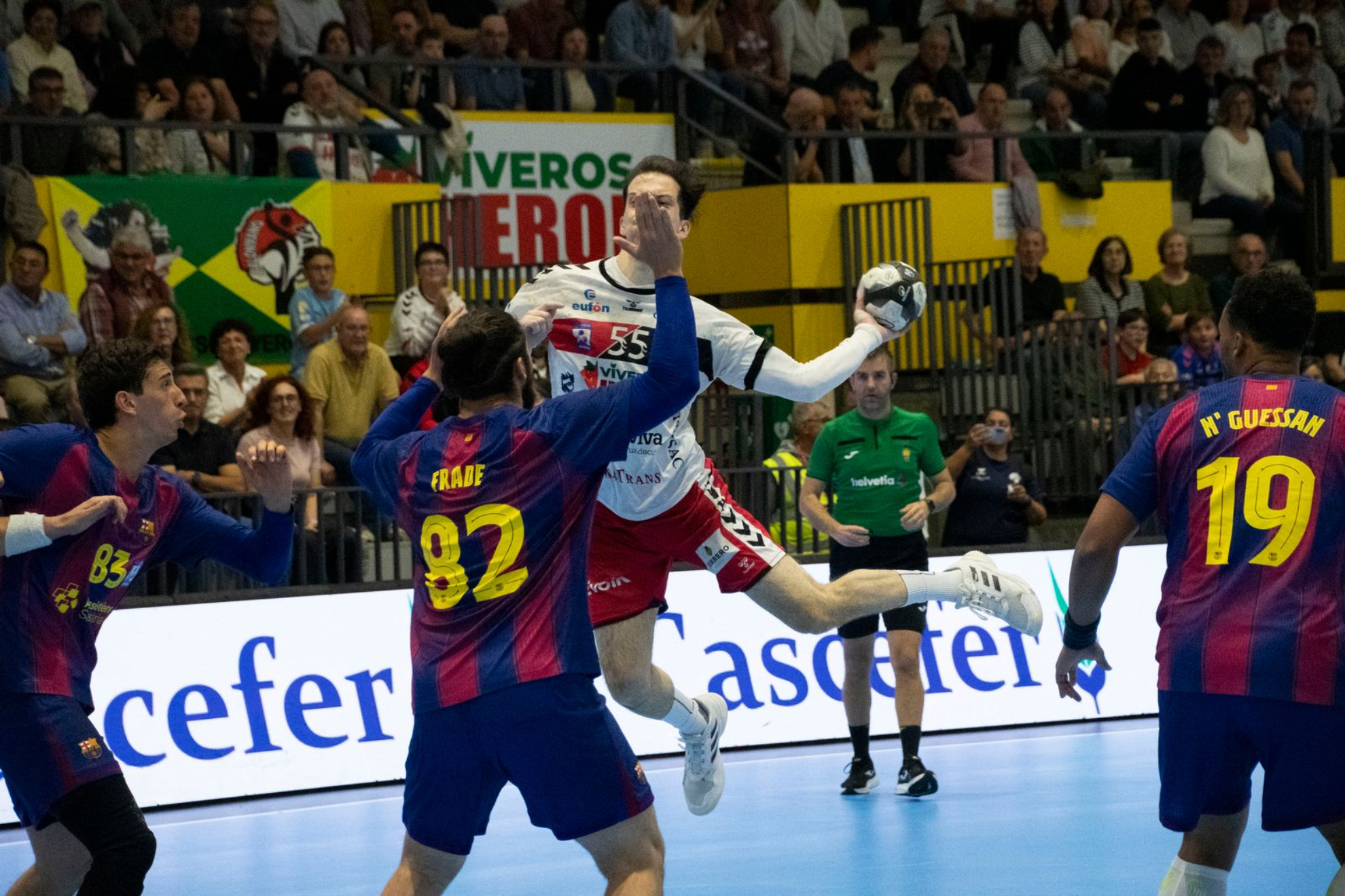 El lateral del Nava David Roca lanza ante el Barça.