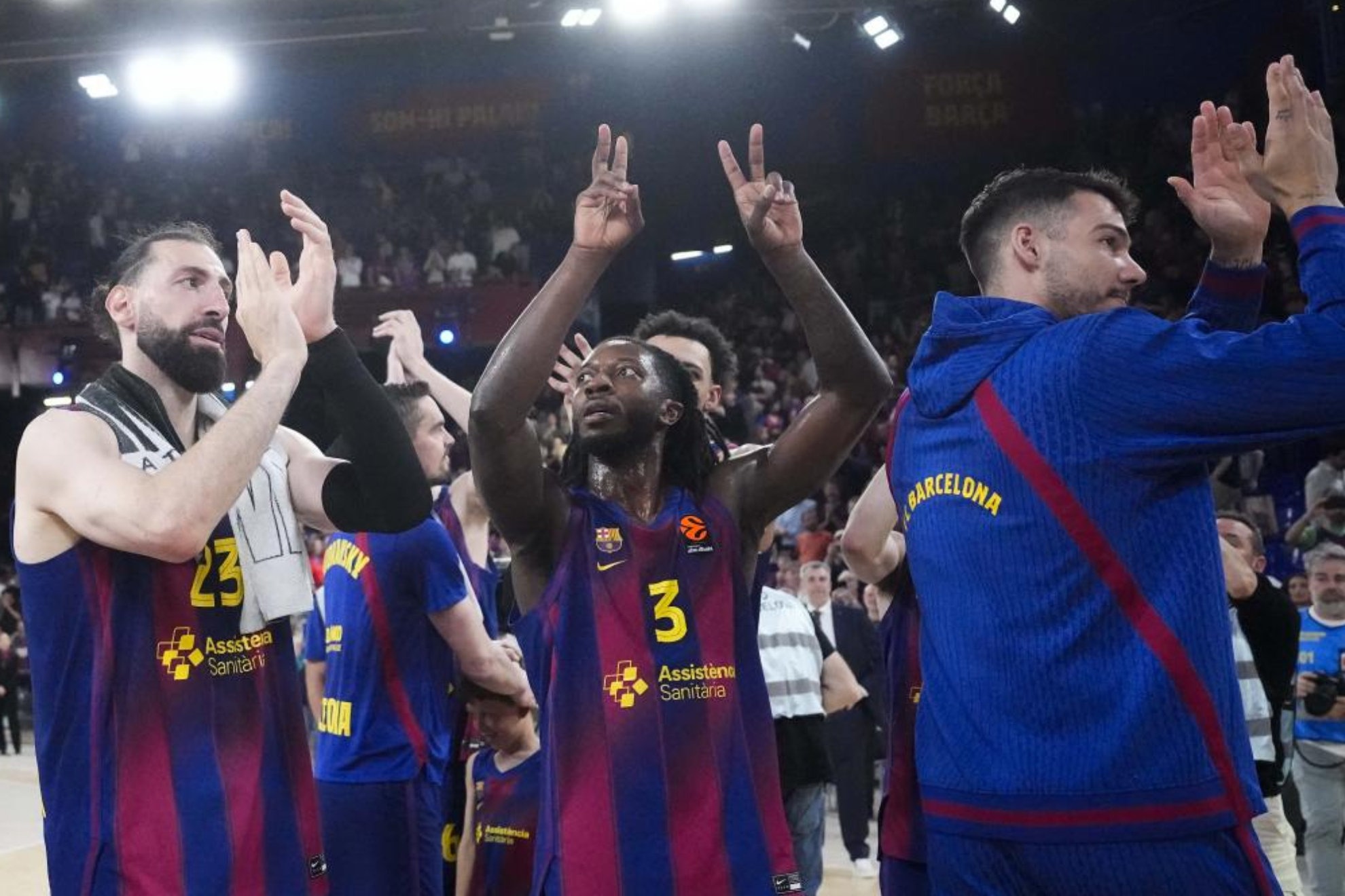 Los jugadores del Barça celebran con su público el triunfo ante el Estrella Roja.