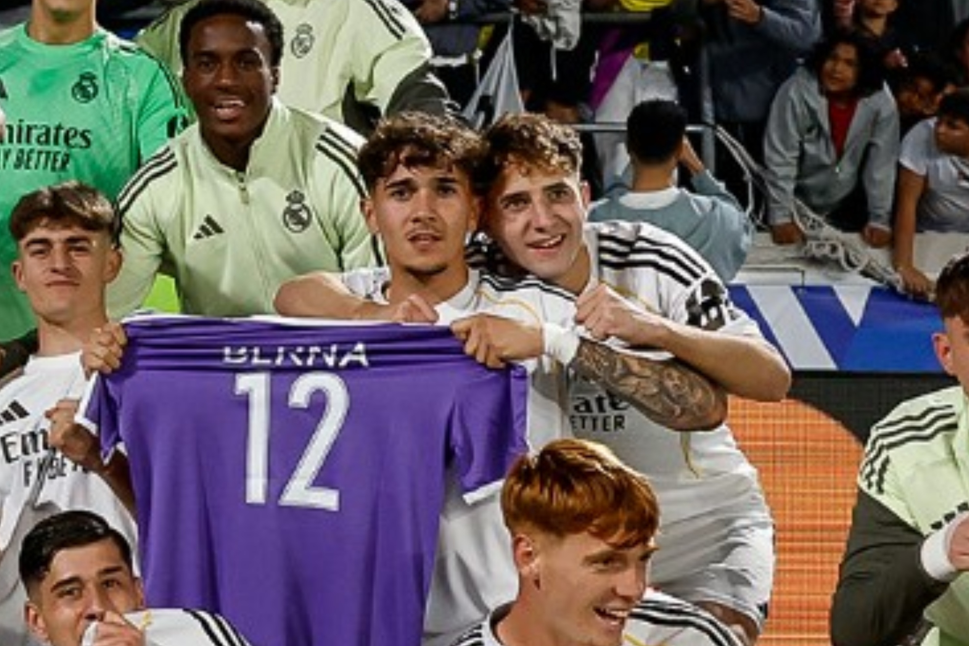 Liberto sujeta una camiseta durante la celebración del pase a la Final de la Youth.