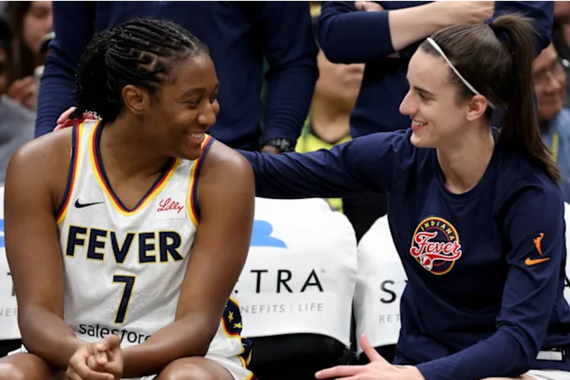 Aliyah Boston es felicitada por Caitlin Clark durante un encuentro.