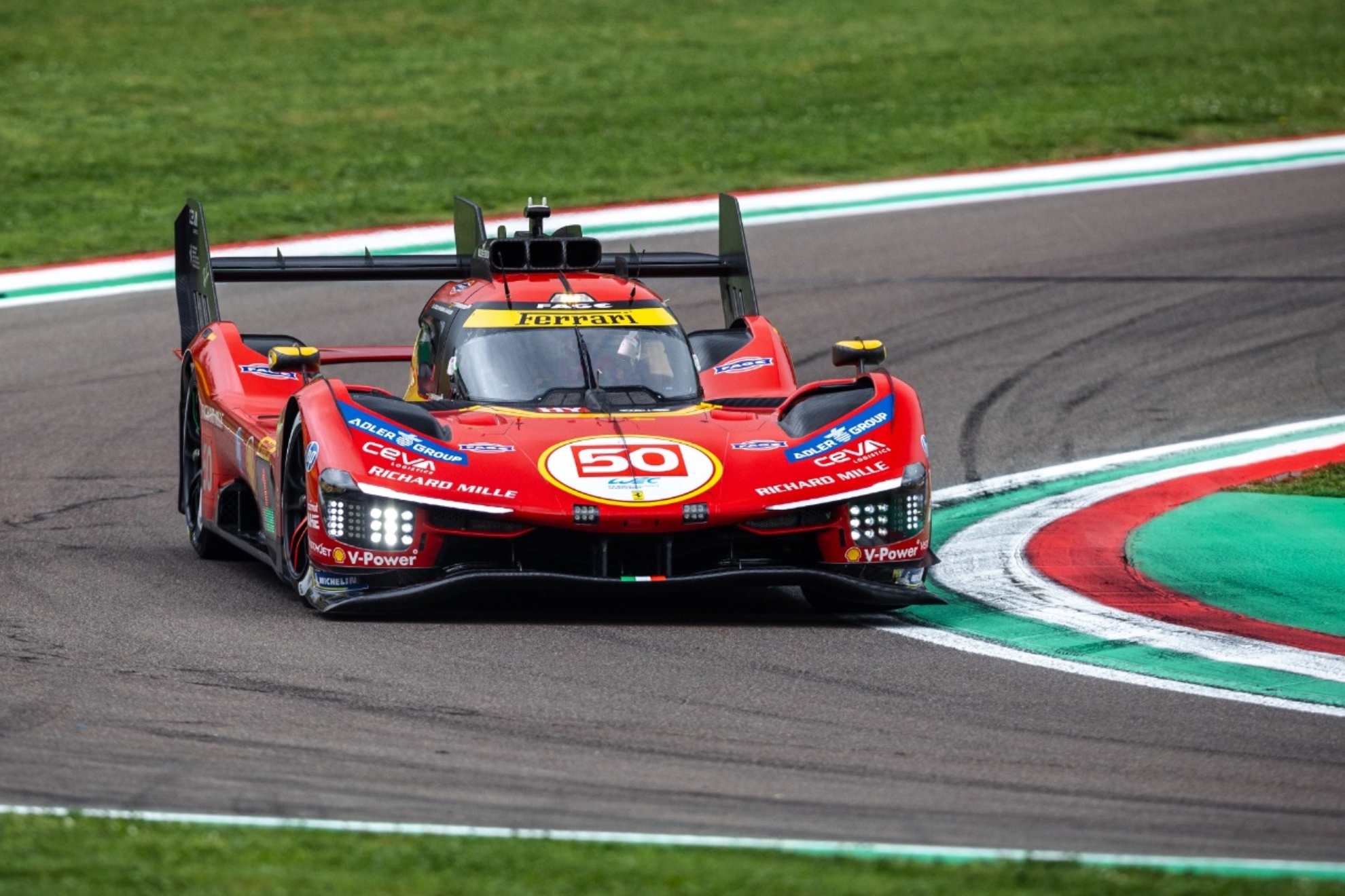 El Ferrari #50 de Miguel Molina se quedó a centésimas de la pole position en Imola.