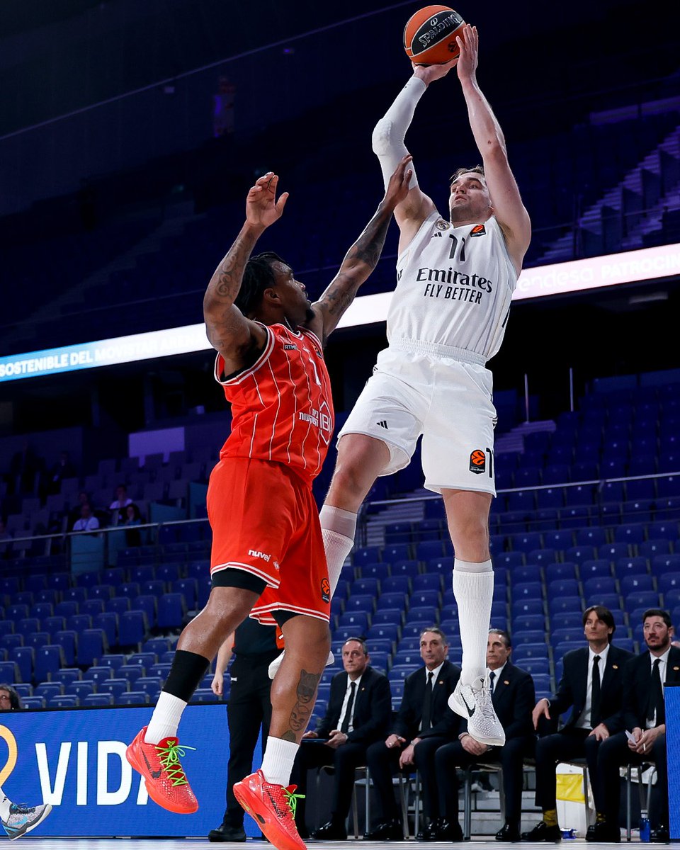 Mario Hezonja shoots a basket during the game against Hapoel Tel Aviv.