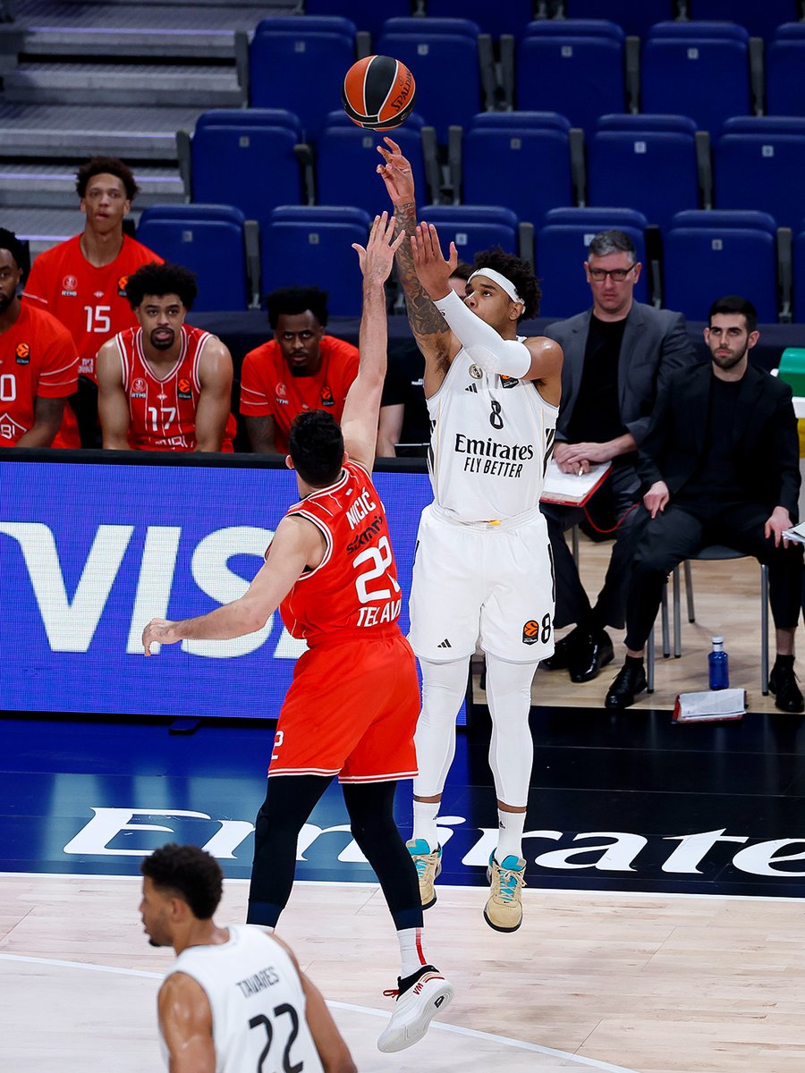 Chuma Okeke shoots against Vasilije Micic's defense.