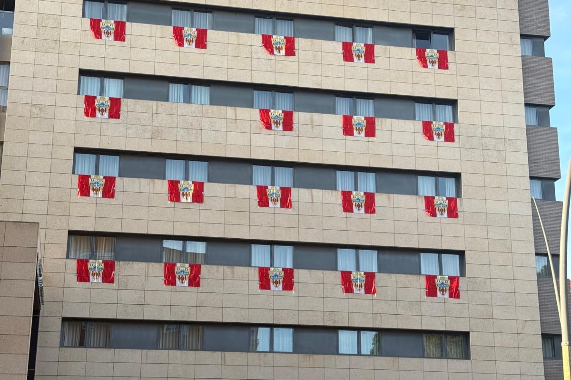Así luce un edificio en Almería.
