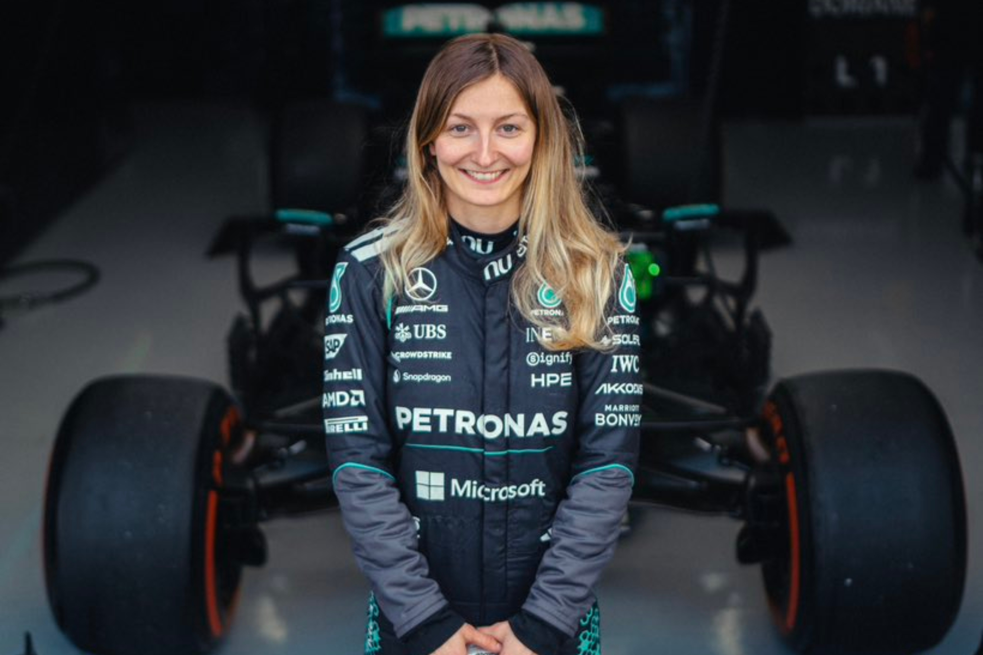 Doriane Pin posa junto al Mercedes.