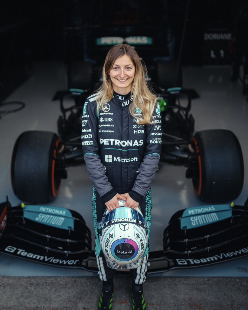 Pin, al lado del coche.