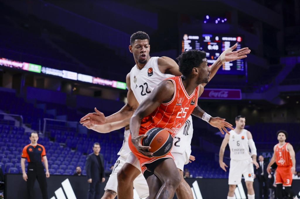 Tavares and Oturu, during an action in the match played in March without an audience.