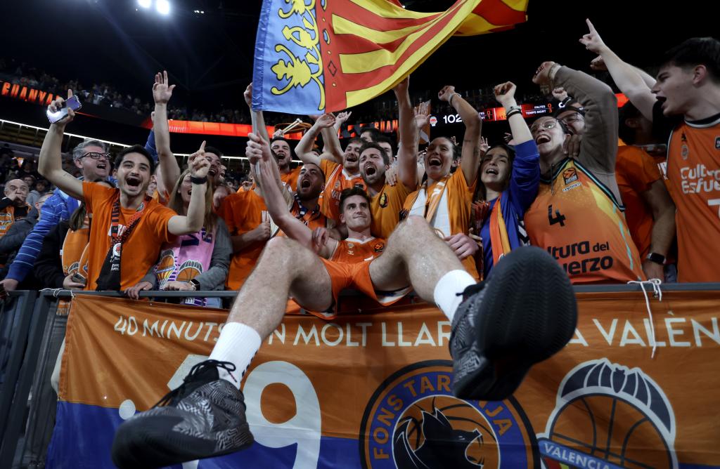 Nate Reuvers celebrates qualifying for the playoffs with Valencia Basket fans.