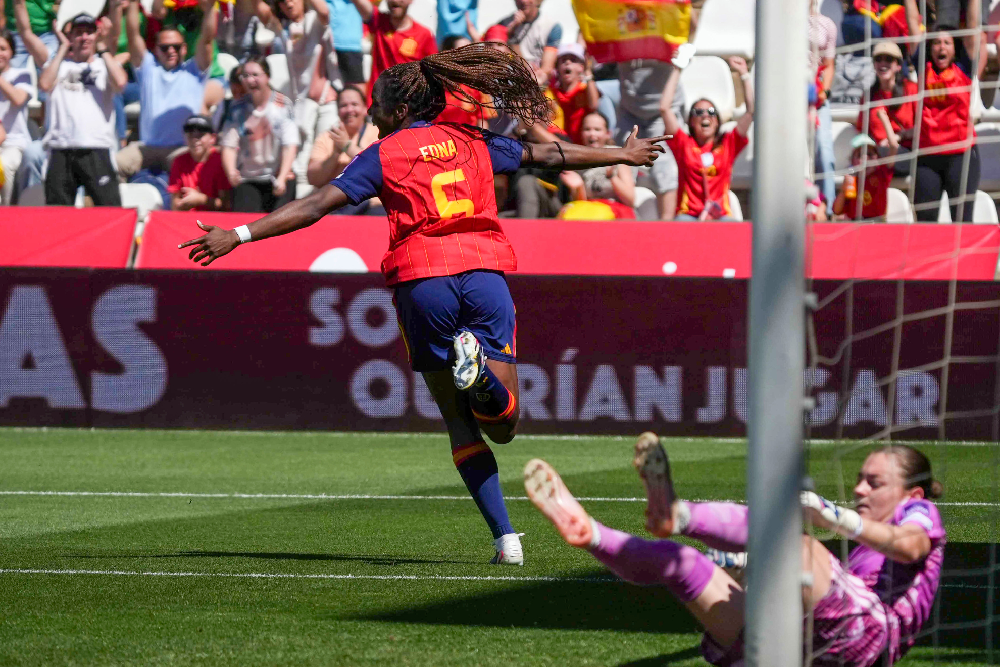 Edna Imade celebra un gol ante Ucrania