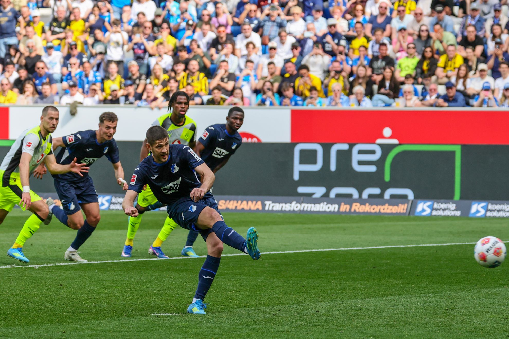 Kramaric transforma uno de sus penaltis contra el Dortmund