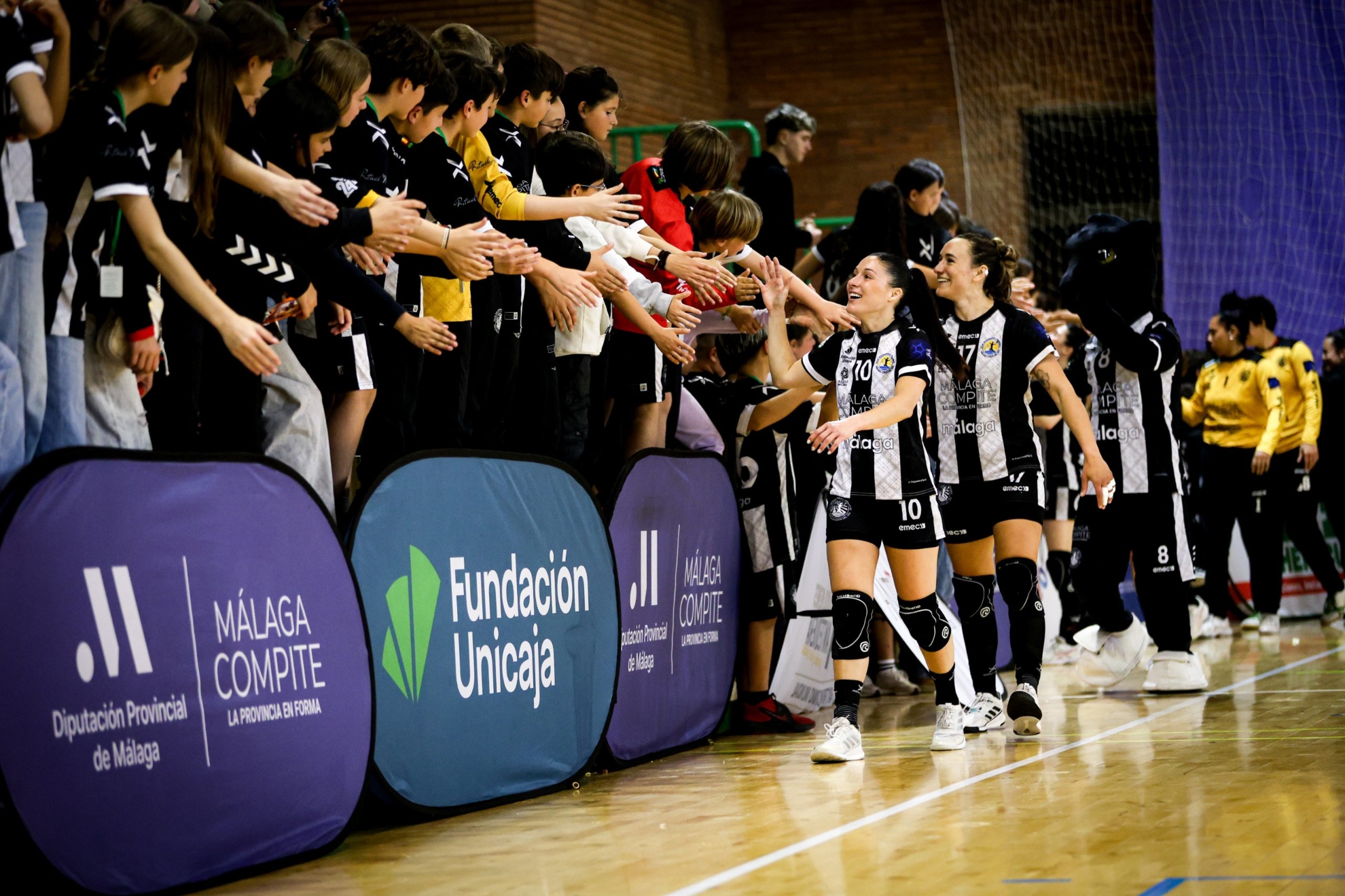Las jugadoras del Málaga Costa del Sol saludan a su público.