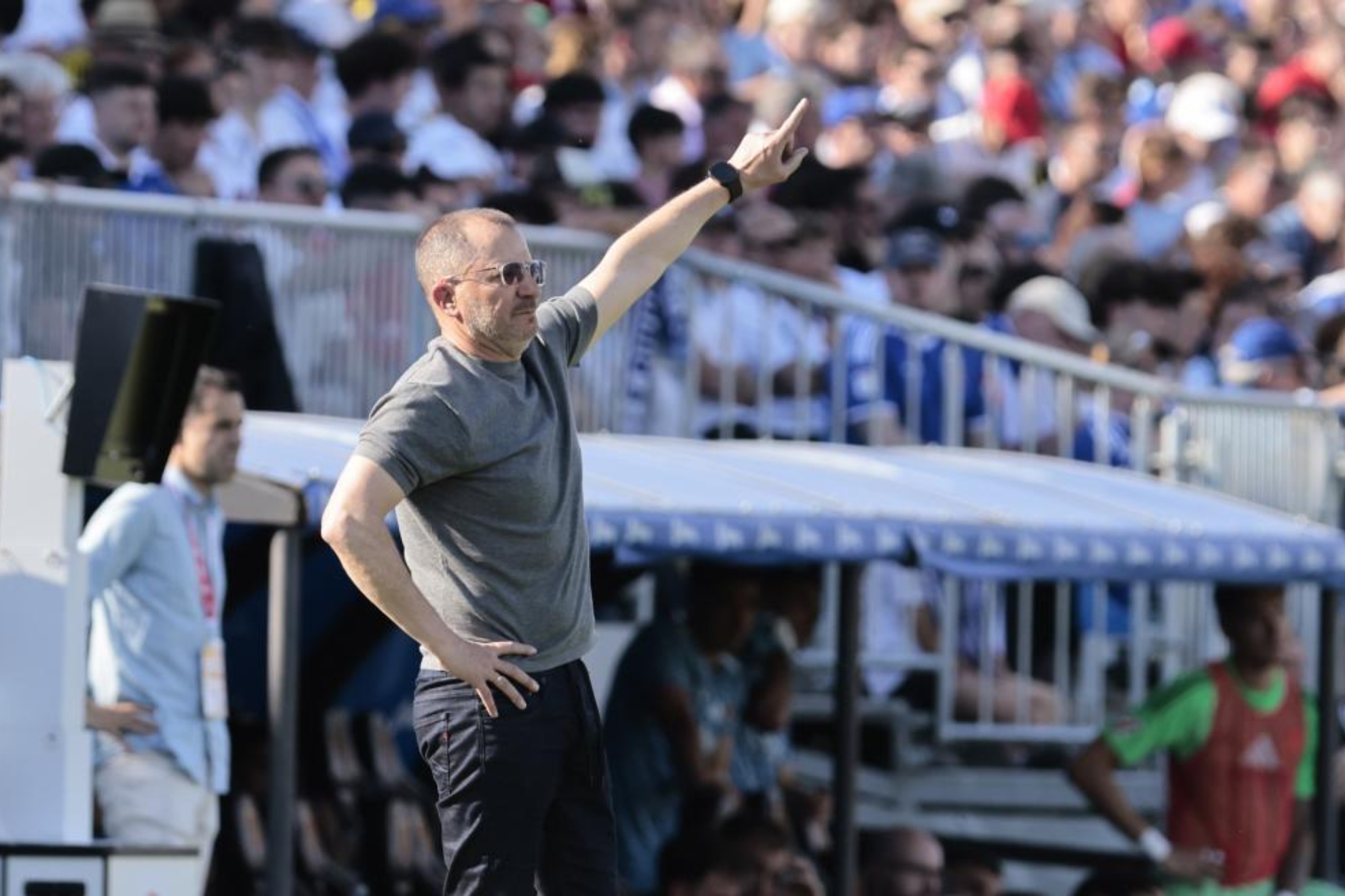 José Juan Romero gesticula durante el Zaragoza-Ceuta.