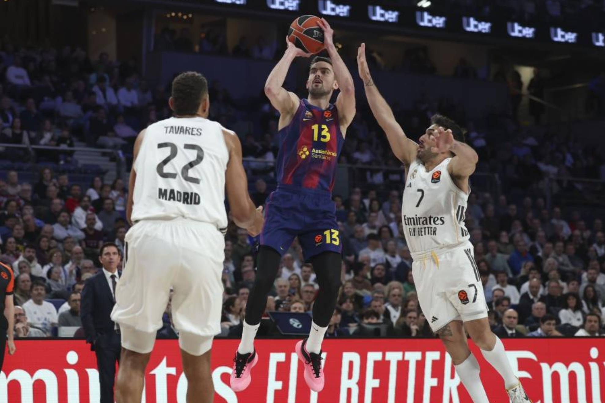 Tomas Satoransky lanza en un partido frente al Real Madrid.