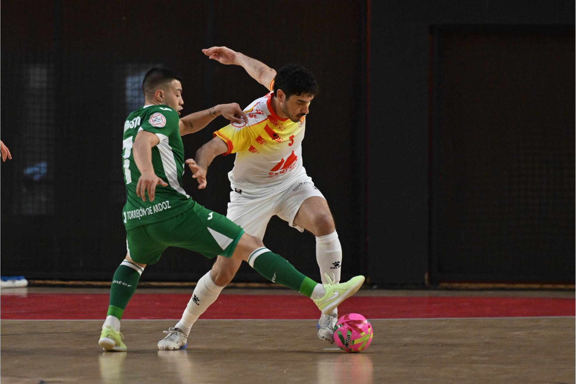 Harrison intenta evitar el avance de Marc Tolrà