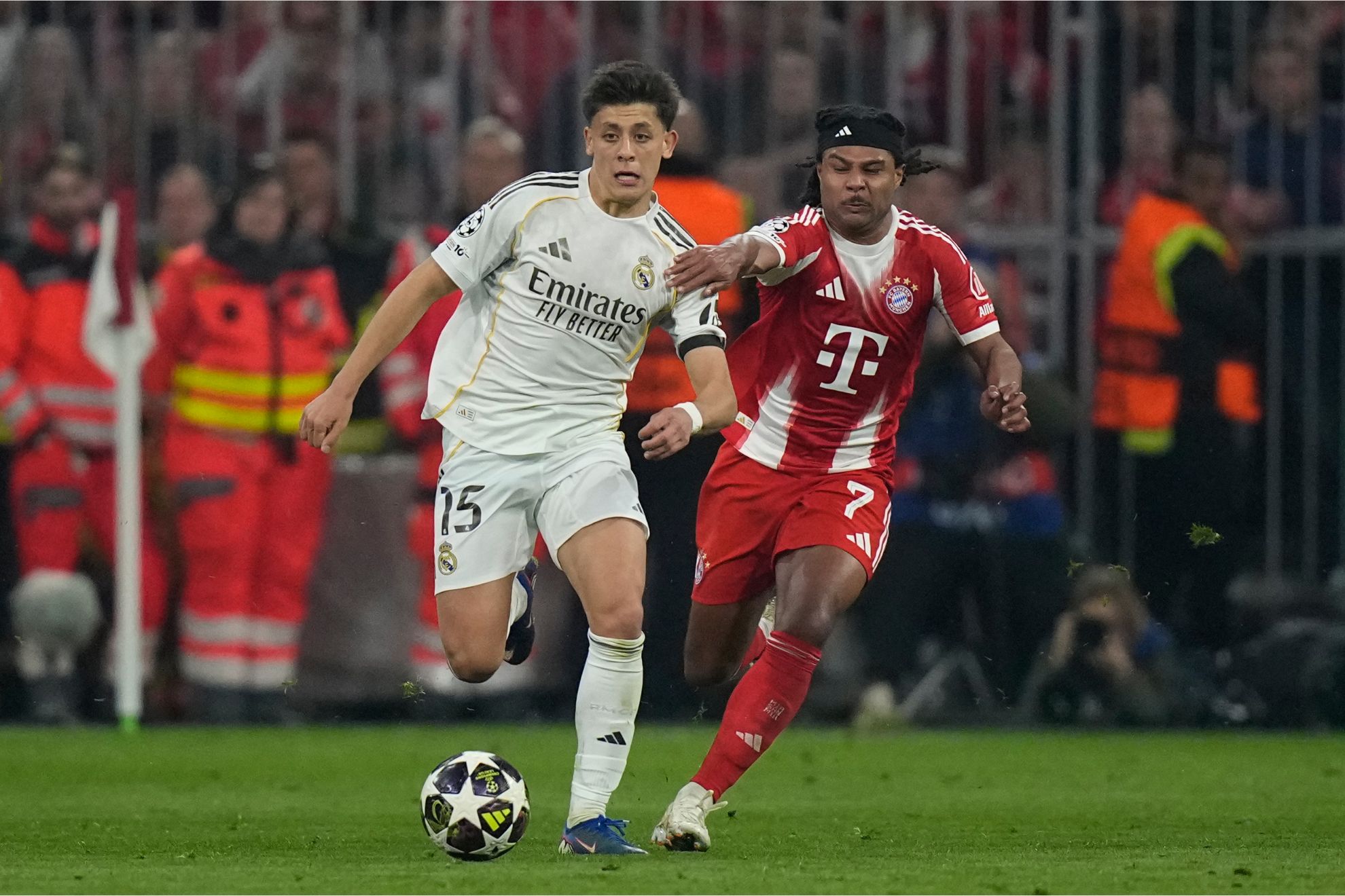 Gnabry pelea un balón con Güler