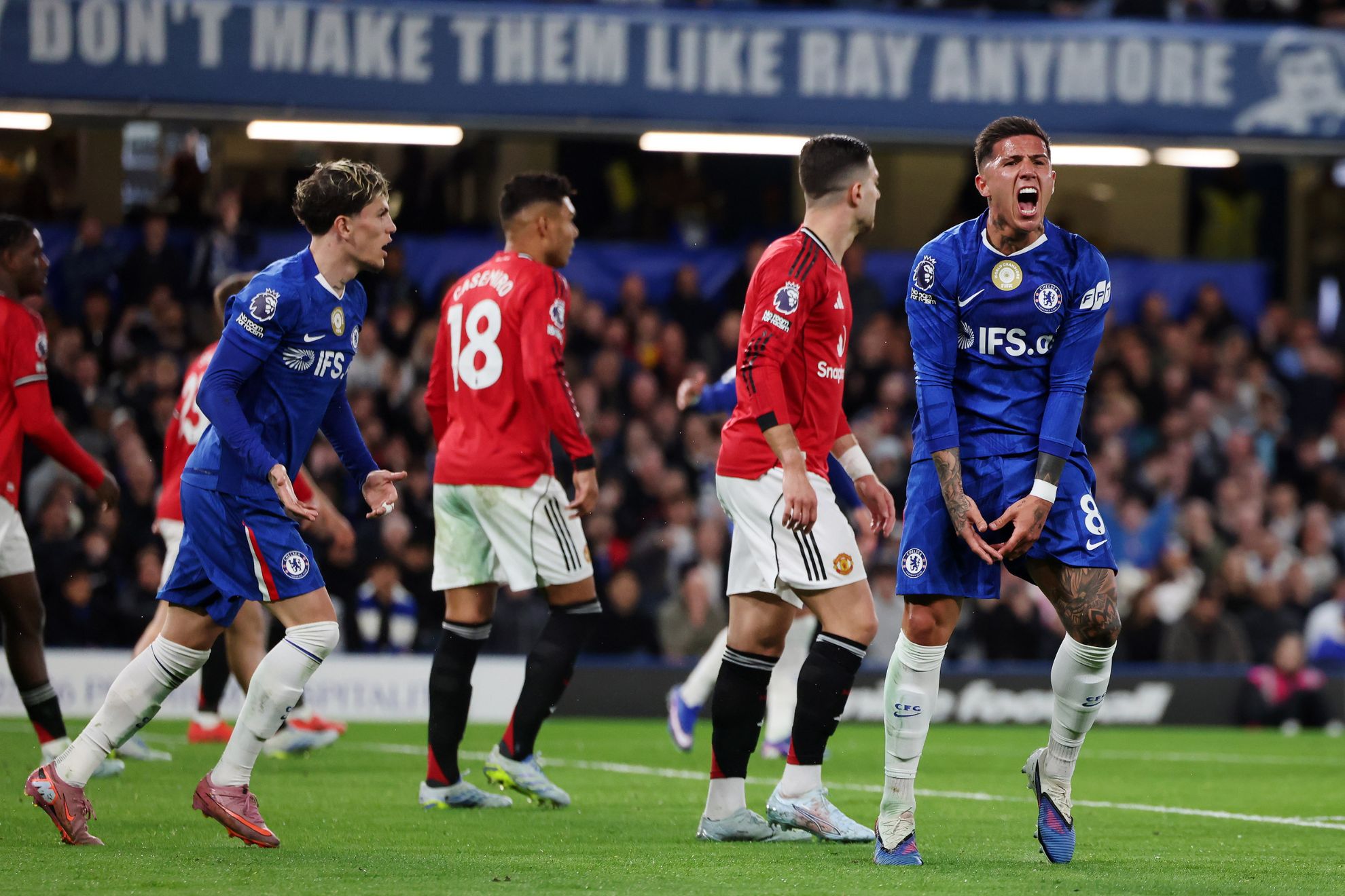 Enzo Fernández se lamenta durante el partido ante el Manchester United