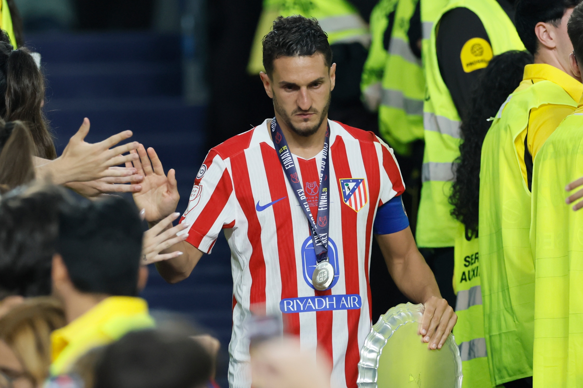 Koke, cabizbajo tras recoger su medalla.