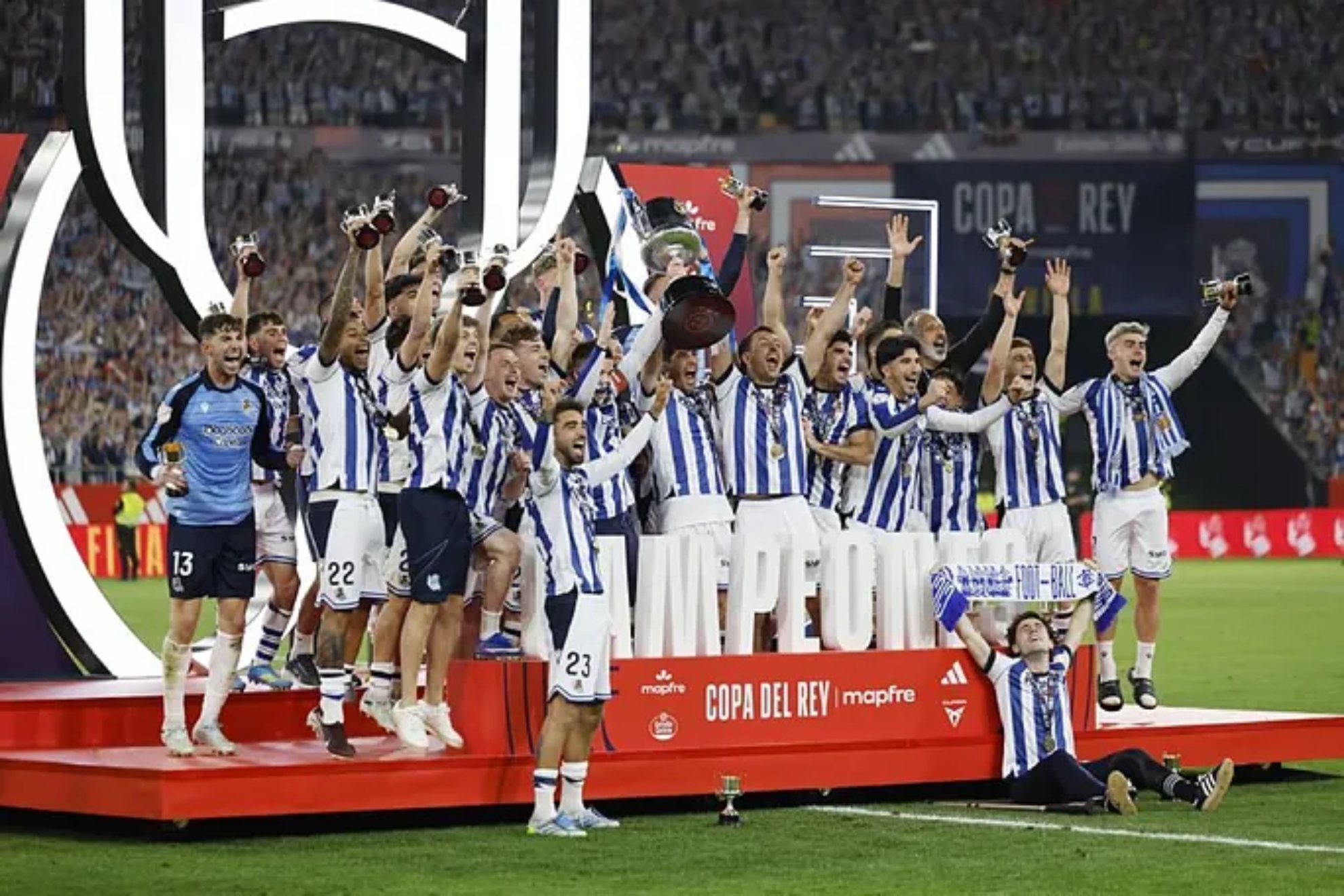 Los futbolistas de la Real levantan el trofeo de la Copa al cielo de Sevilla.