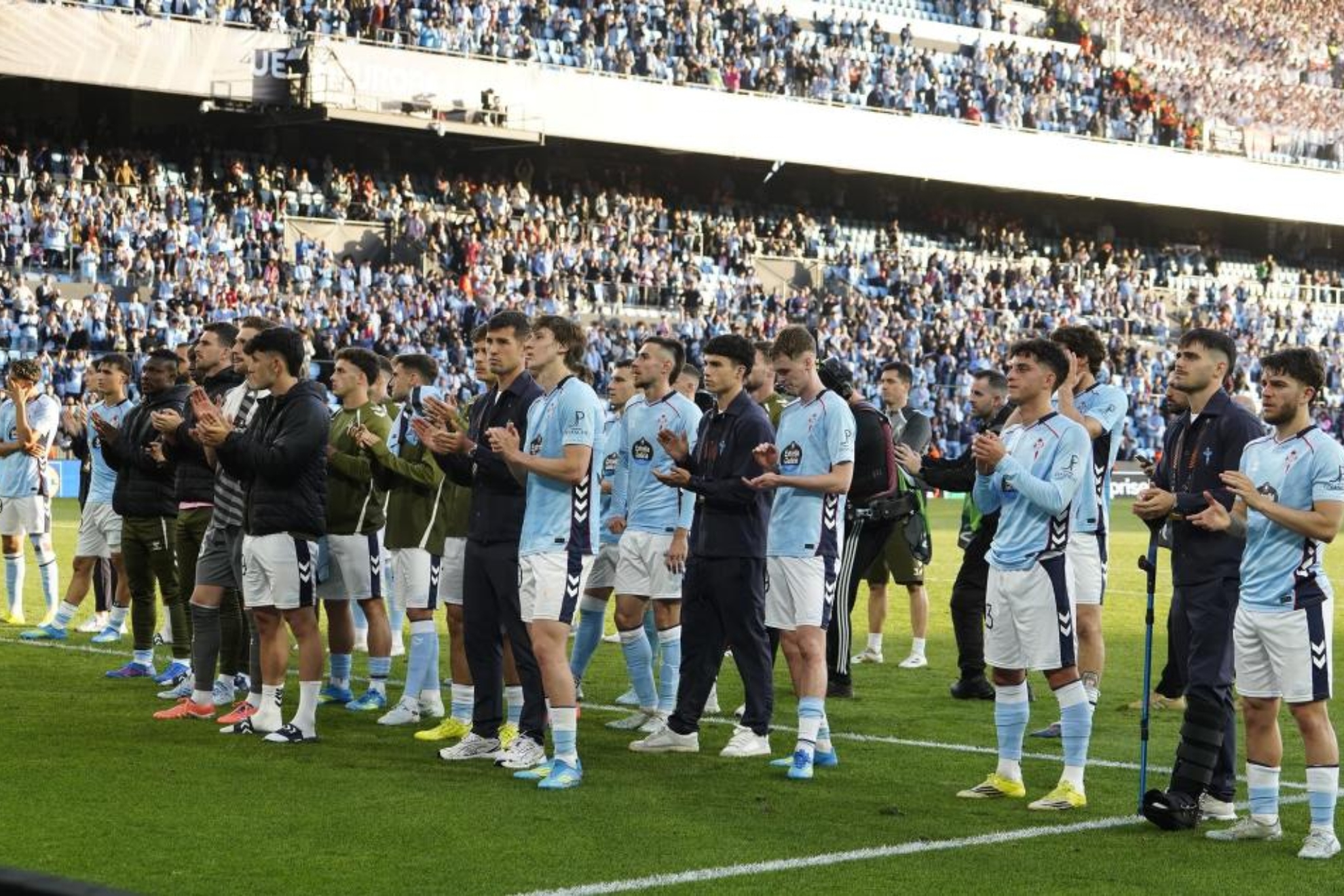 Los jugadores del Celta agradecen el apoyo de la afición tras el encuentro ante el Friburgo.