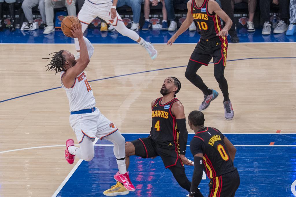 Jalen Brunson lanza a canasta ante la defensa de Gabe Vincent.