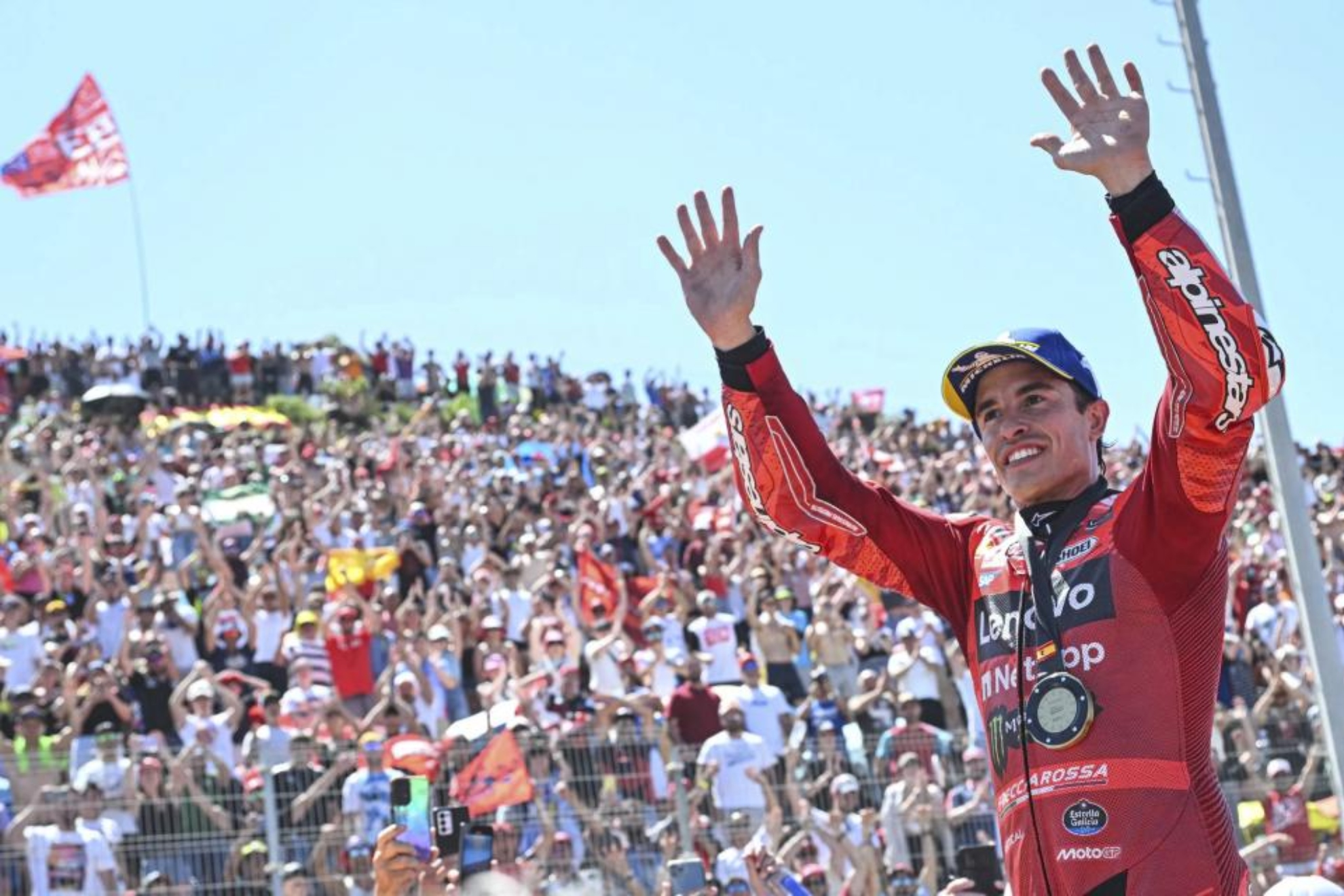 Marc Márquez, con la afición tras ganar el Sprint de MotoGP en Jerez en 2025.