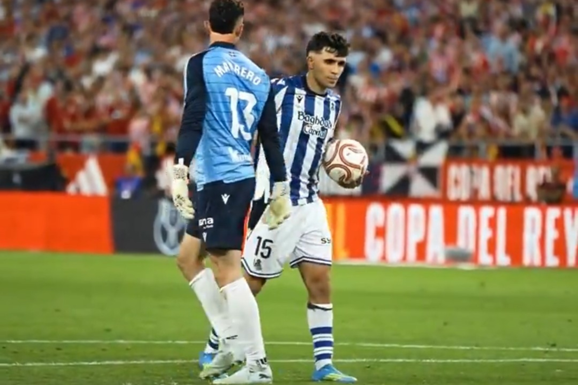 Unai Marrero y Pablo Marín se saludan antes del último penalti de la tanda.