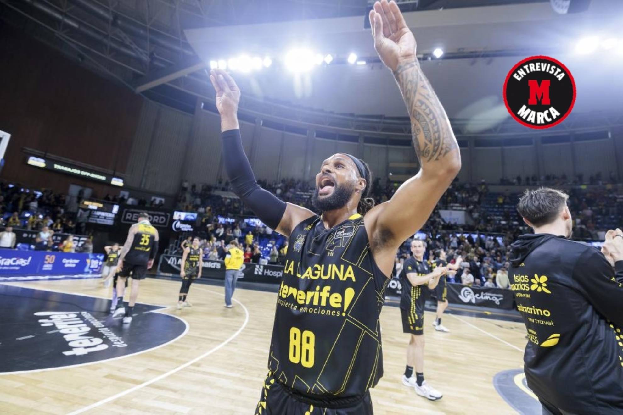 Patty Mills celebra una triunfo en La Laguna durante su estancia allí.