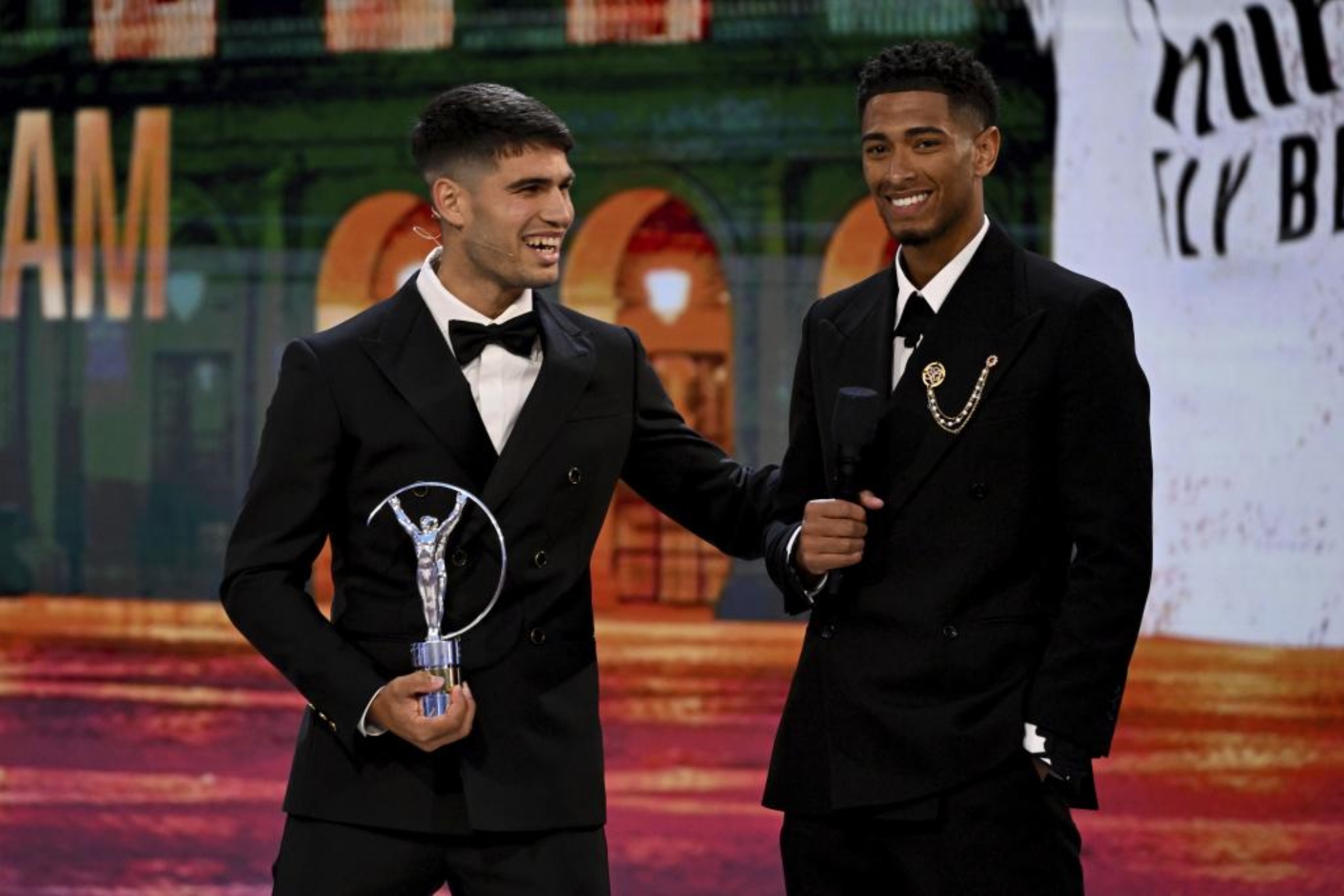 Carlos Alcaraz, en la ceremonia de 2025, entregó el premio revelación a Jude Bellingham