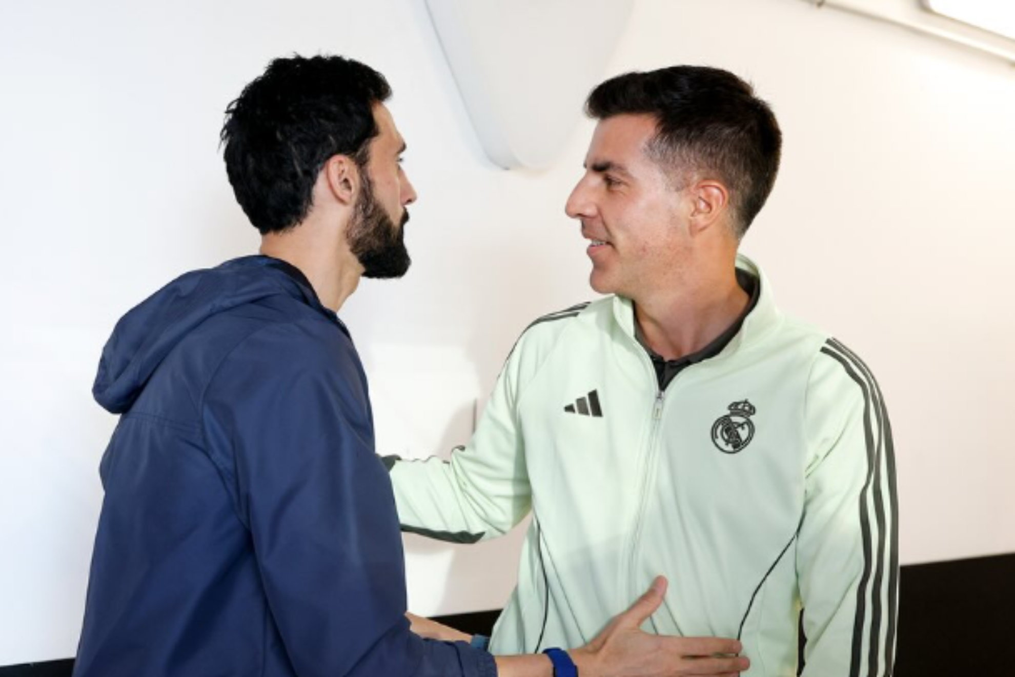 Arbeloa saluda a Álvaro López.