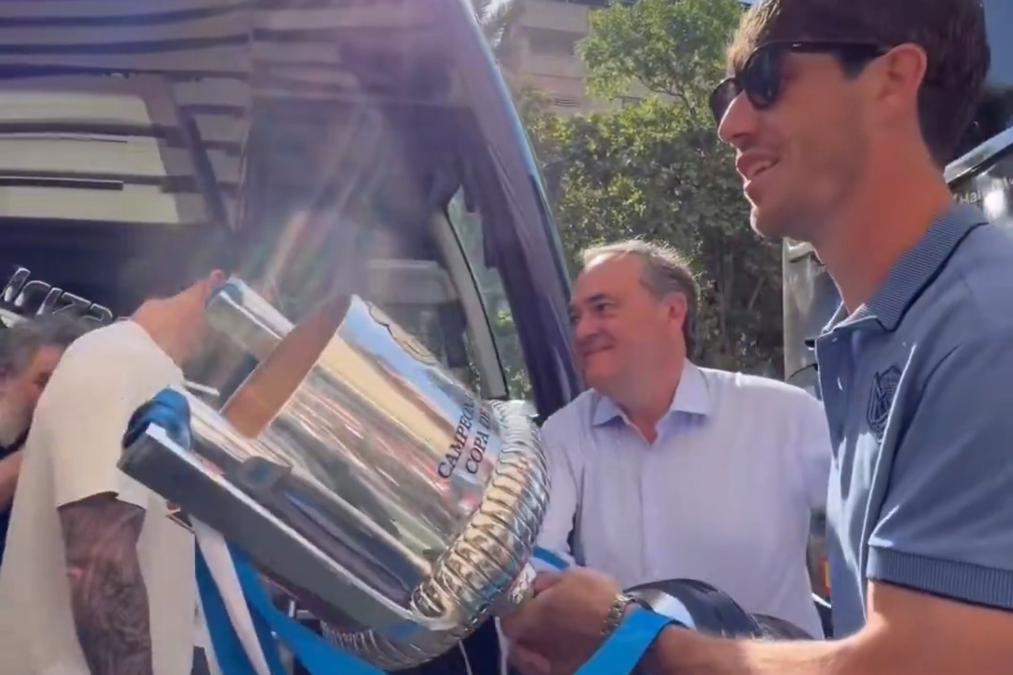Aritz Elustondo y Aperribay, con la Copa justo antes de iniciar el regreso de Sevilla.