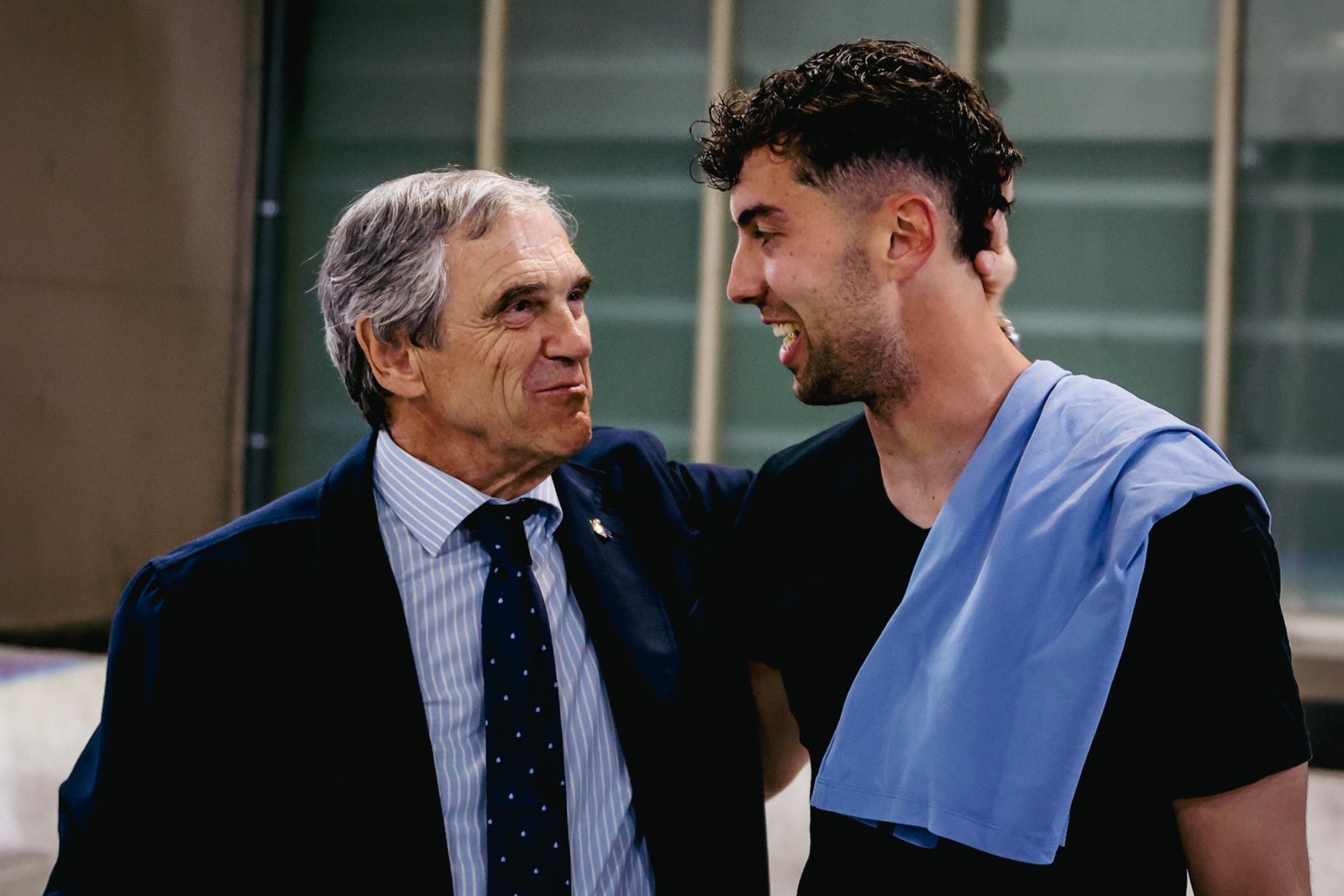 Luis Arconada felicita a Unai Marrero, en el aeropuerto de Sevilla.