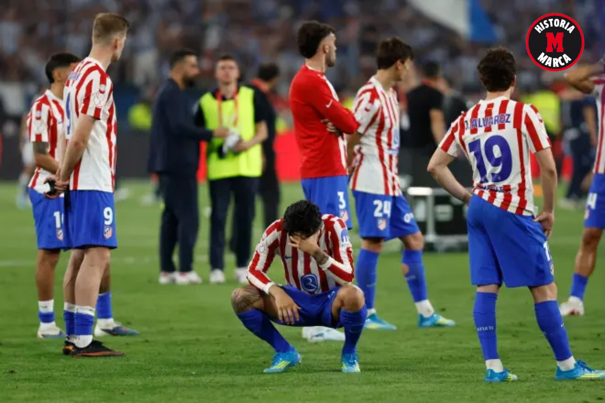 Los jugadores, en el césped de La Cartuja tras perder la final.