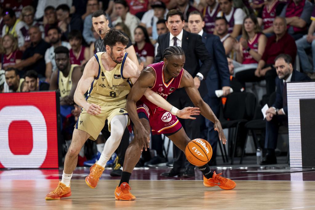 Caleb Agada y Darío Brizuela disputan un balón.
