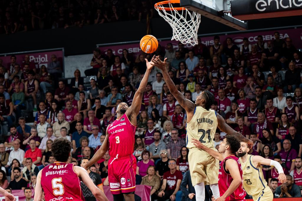 Ejim y Clyburn disputan un balón en el aire.