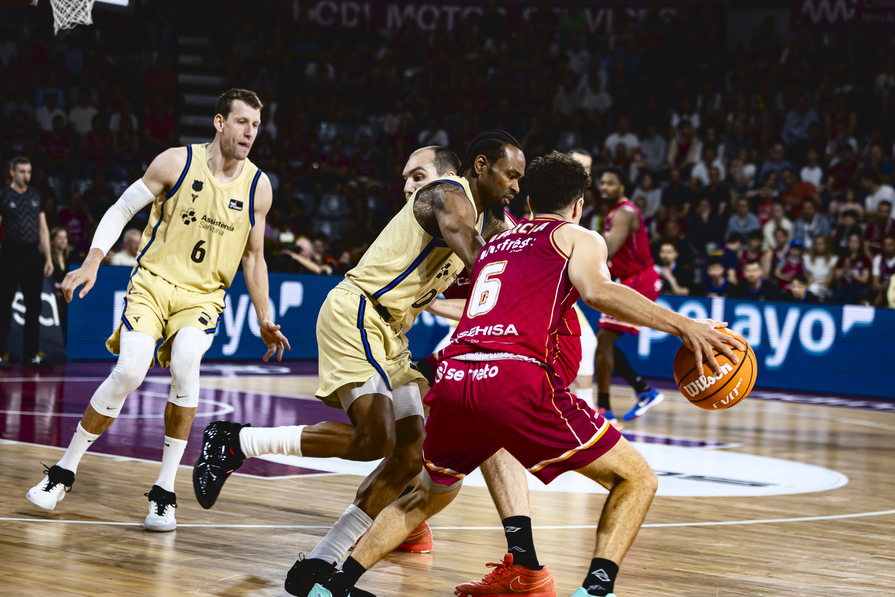 Dani García intenta superar la defensa de Kevin Punter con un bloqueo.