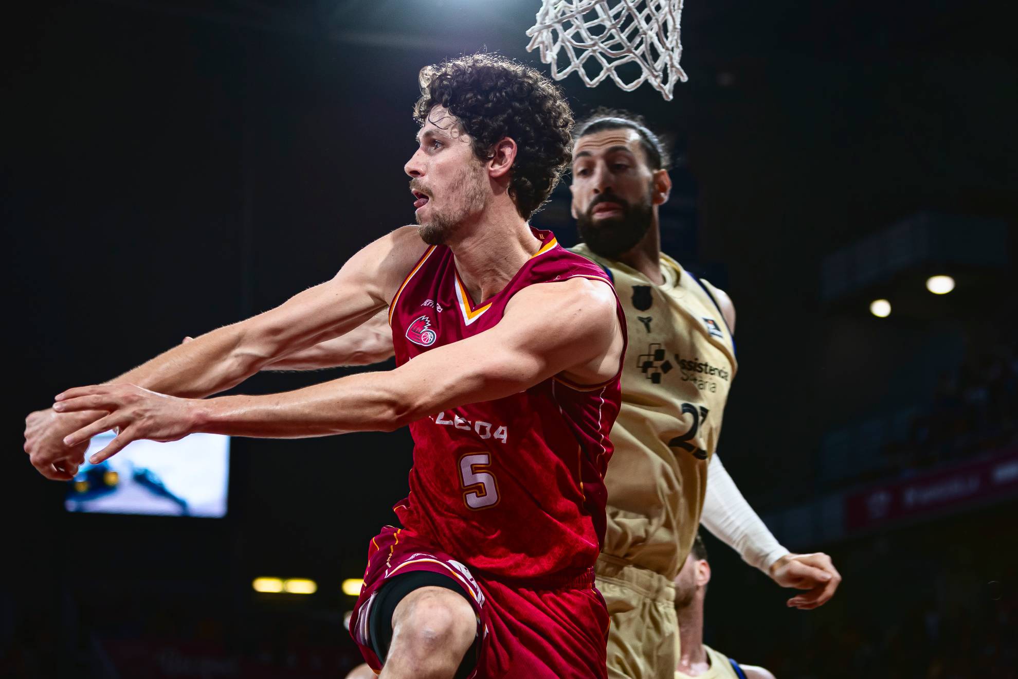 Oriol Paulí pasa el balón en un momento del partido.