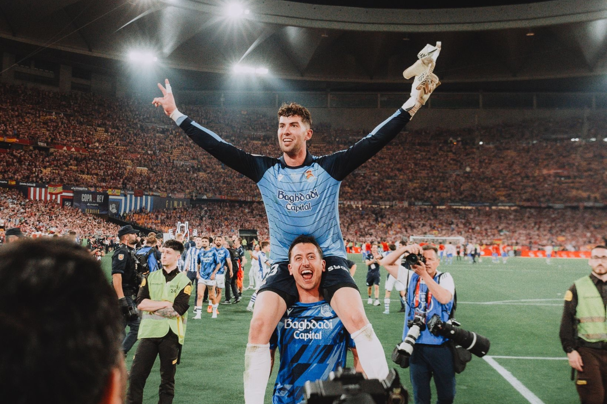 Mikel Oyarzabal lleva a hombros a Unai Marrero al fondo de los seguidores de la Real.