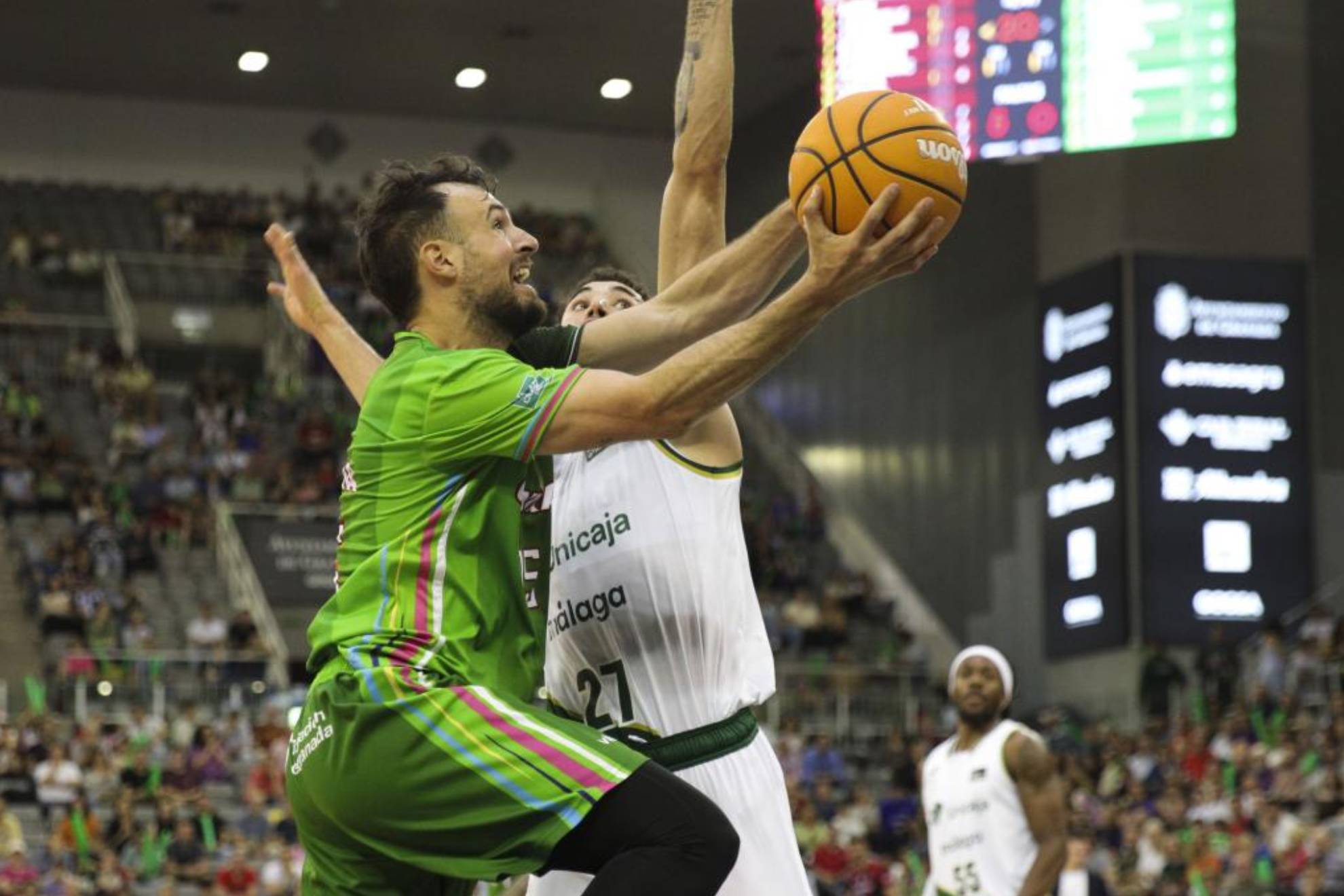 Lluis Costa penetra a canasta ante la defensa de Chris Duarte.