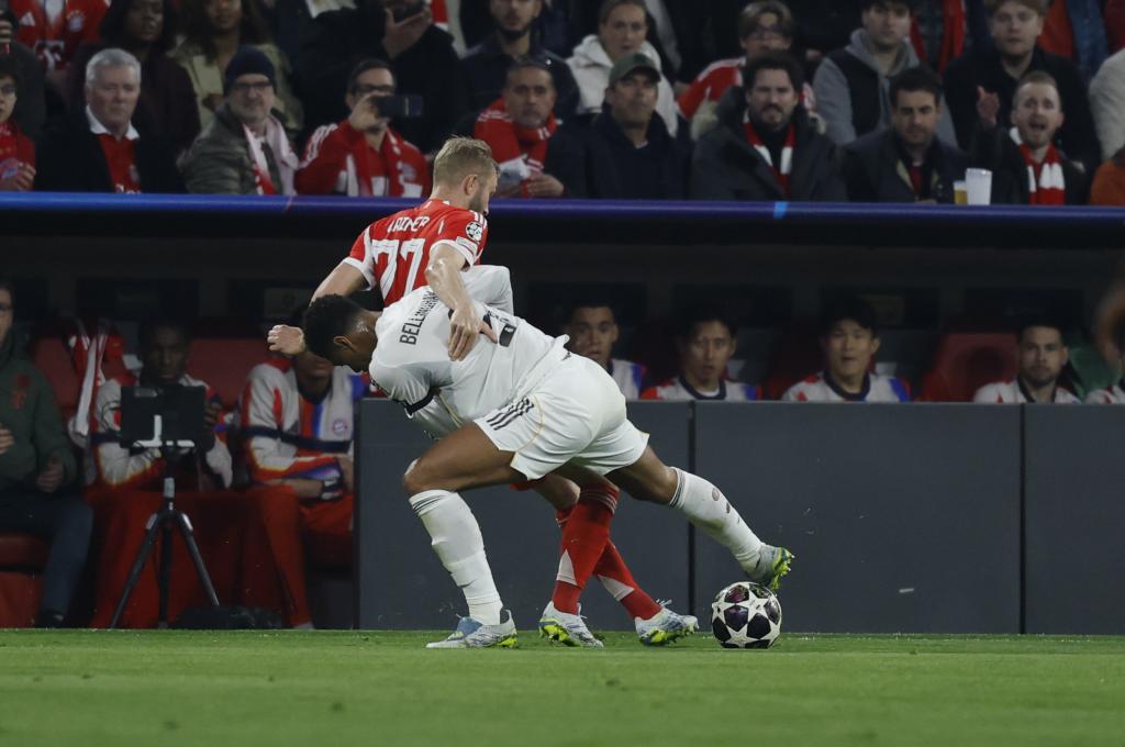 Bellingham trata de robar el balón a Laimer.