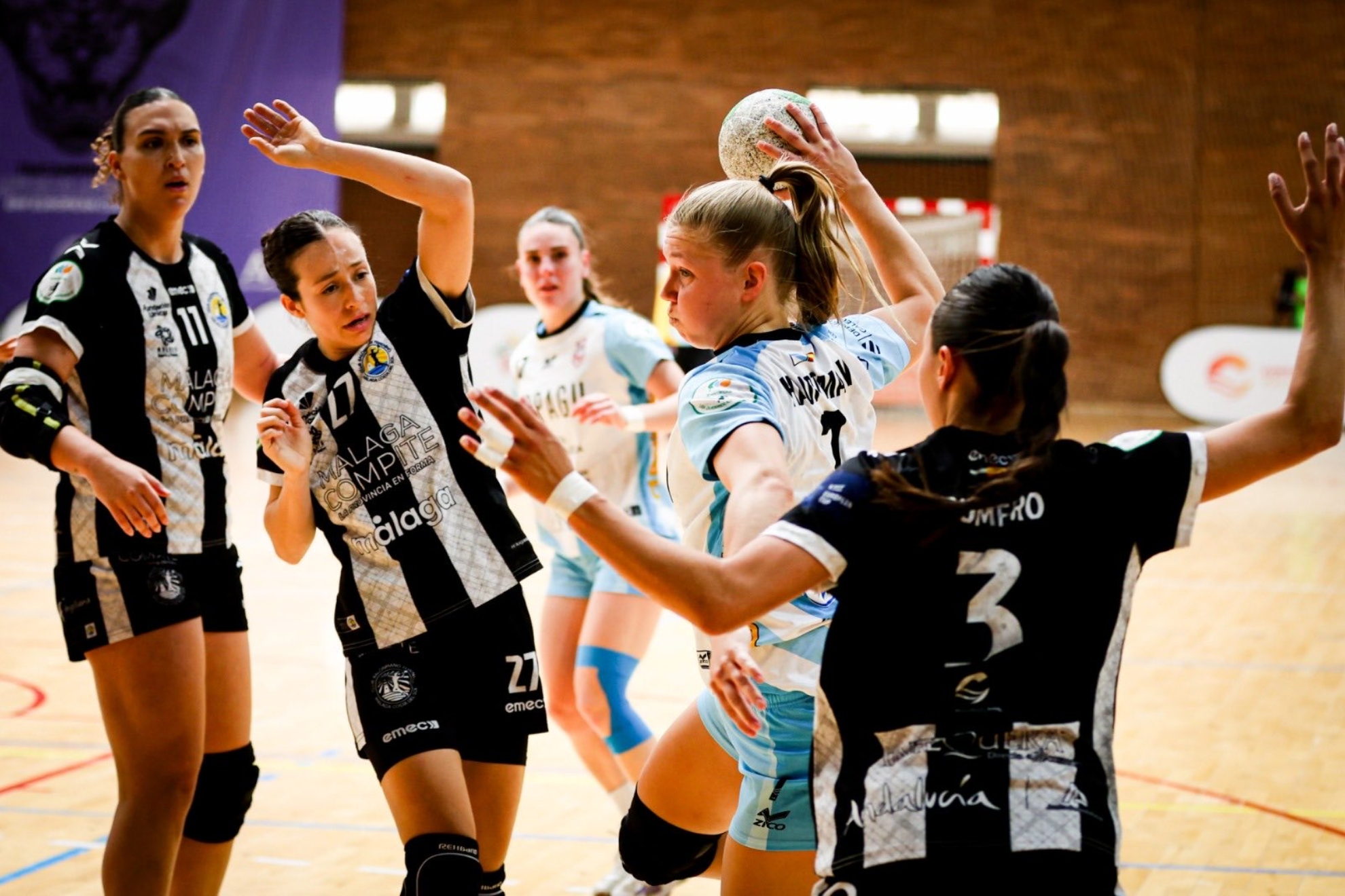 La lateral neerlandesa del Atl. Guardés&nbsp;Nieuwenweg lanza ante el Málaga Costa.