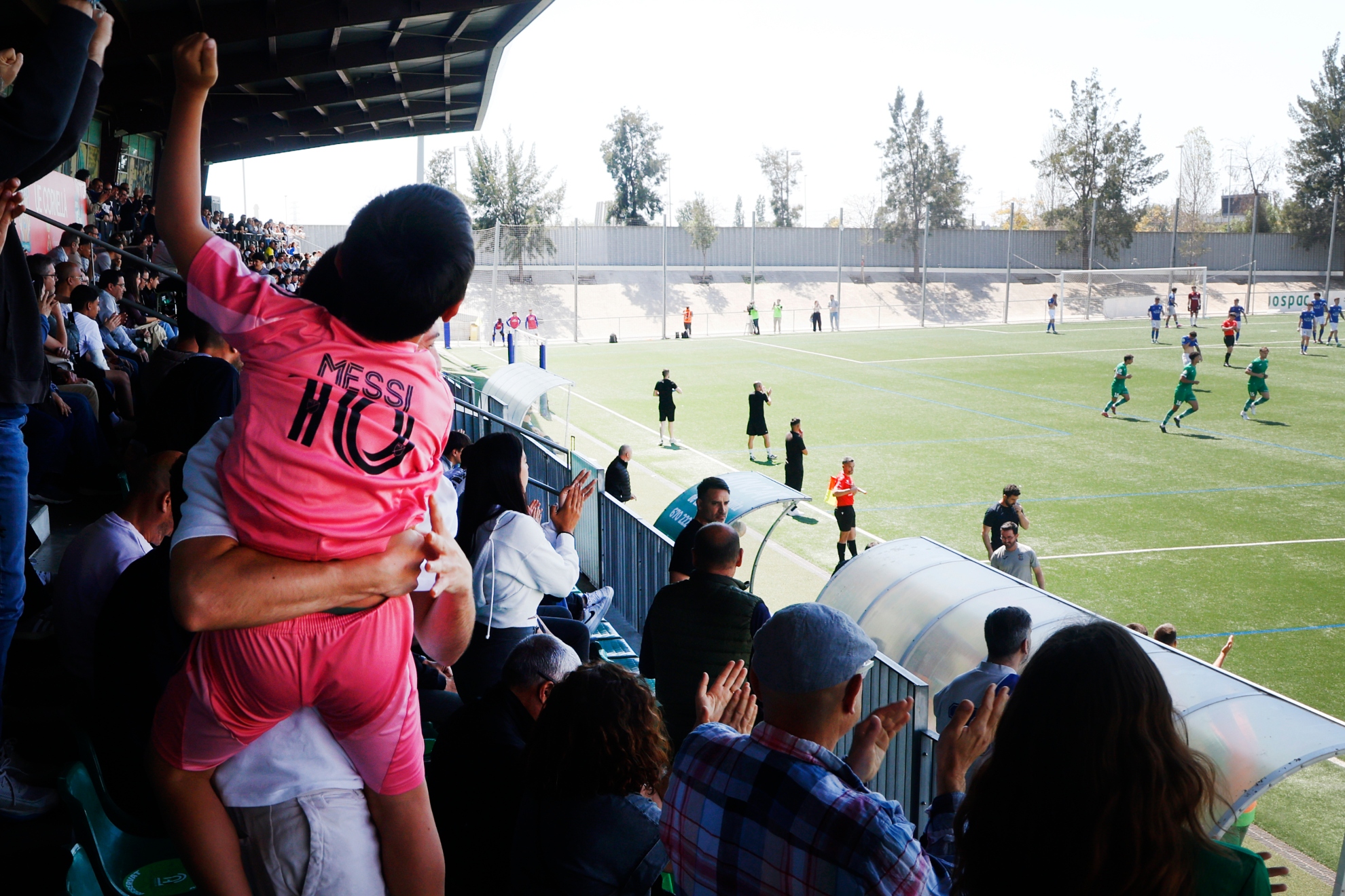 Un niño con la camiseta de Messi celebra el gol del Cornellá.