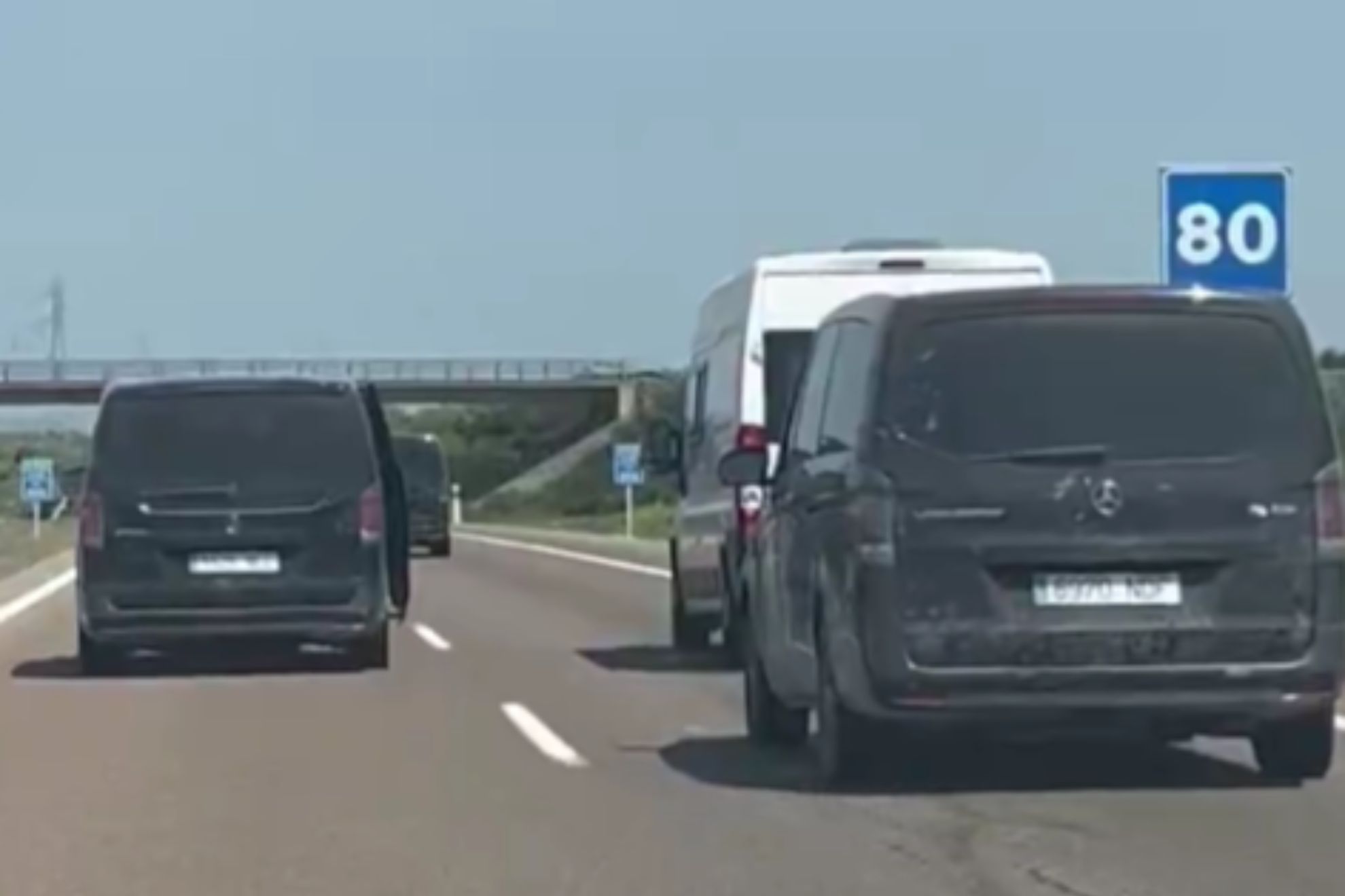 Denuncian que seguidores de la Real Sociedad intentaron sacar de la carretera a una furgoneta con la bandera de España y el escudo del Atlético de Madrid
