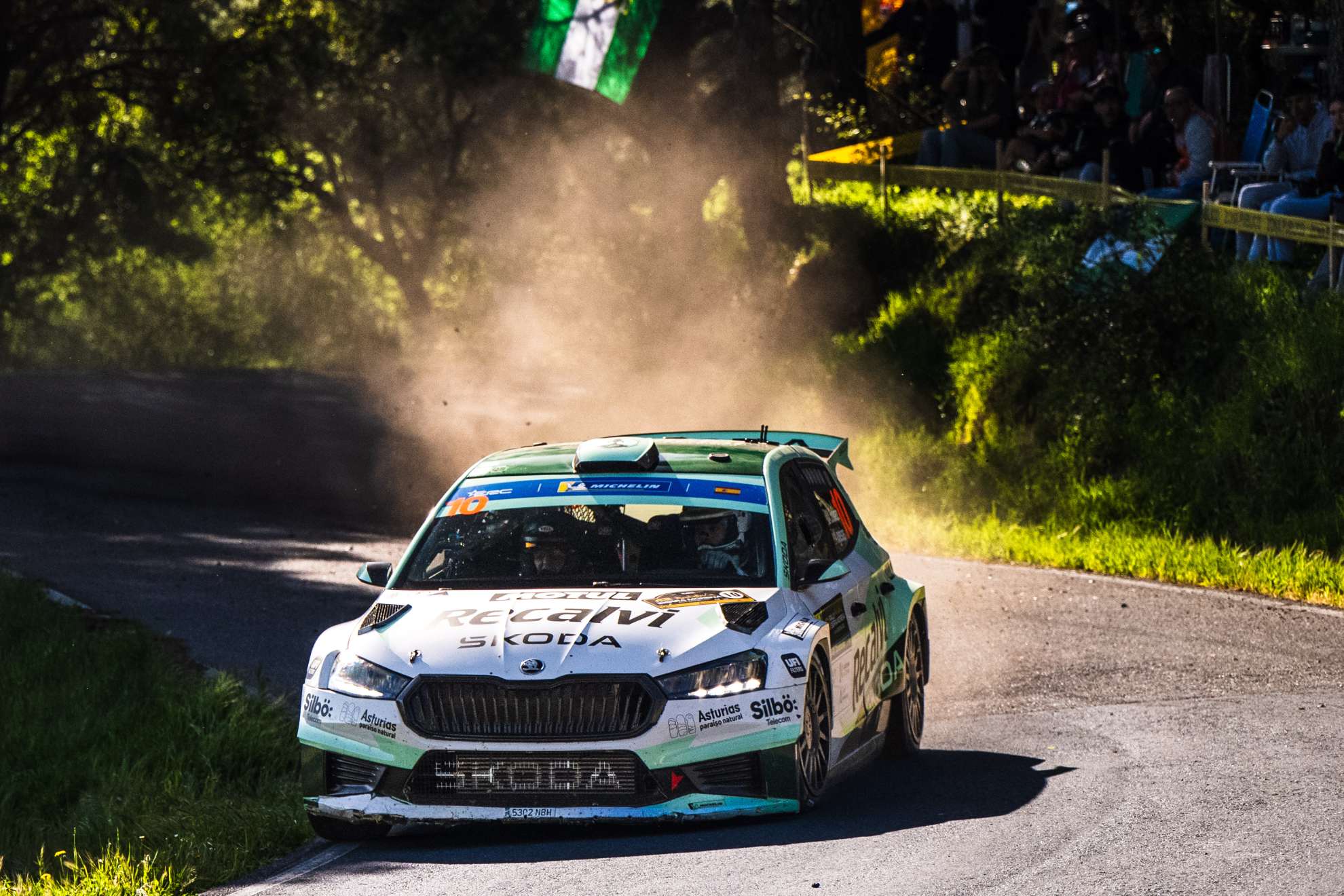 Suárez corriendo ante la afición andaluza.